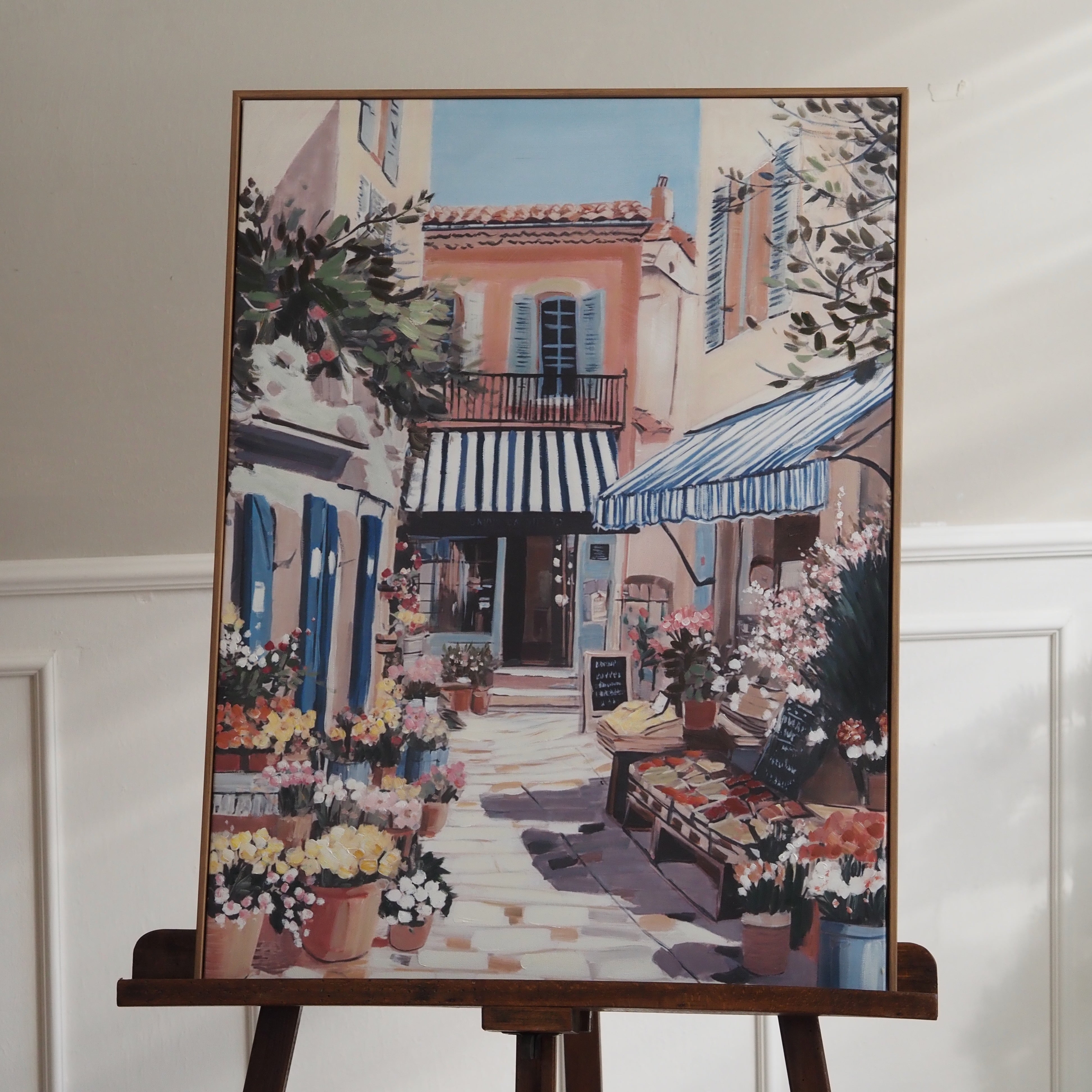 Leinwandbild Gerahmt · Mediterrane Gassenszene mit Blumenmarkt