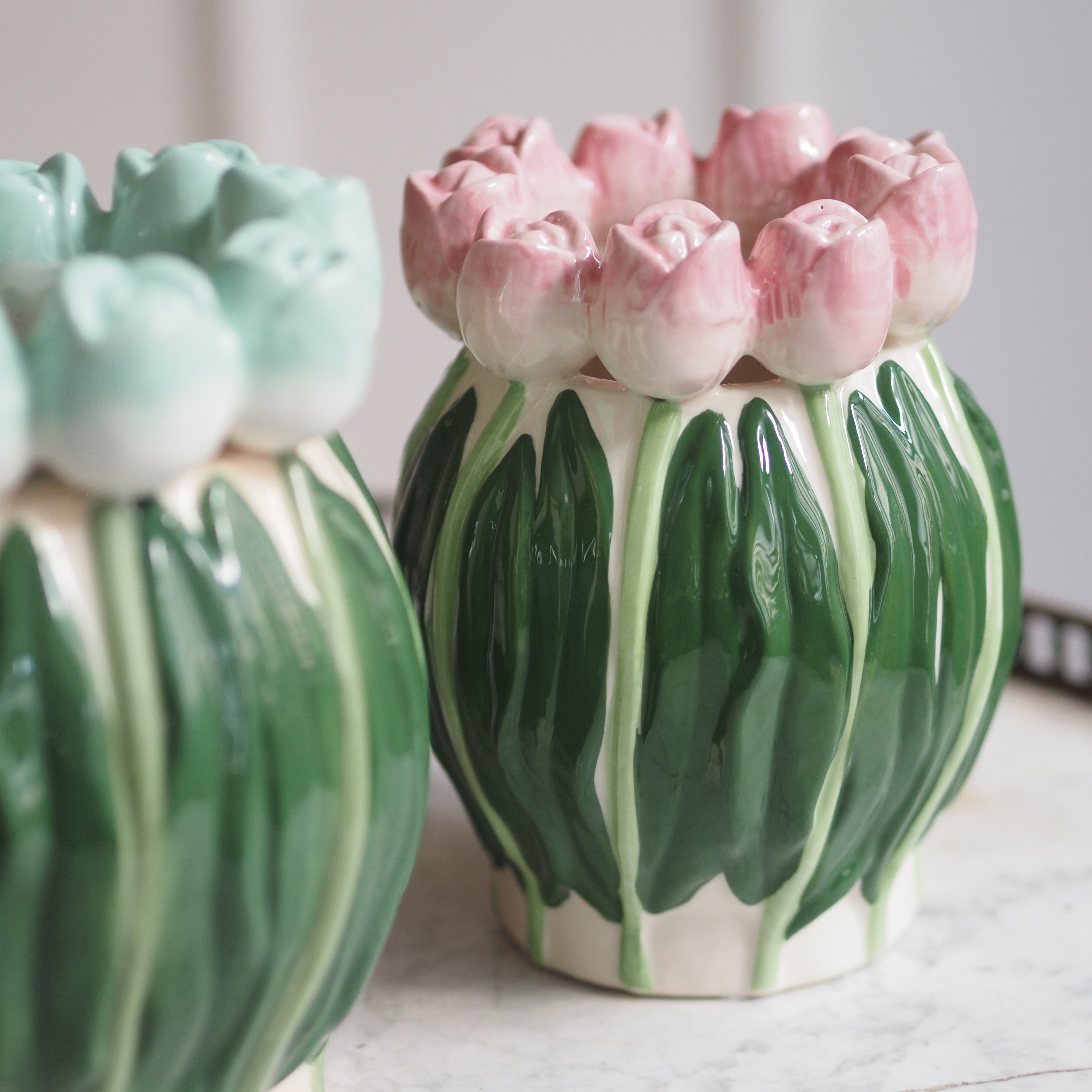 Tulpenvase aus Dolomit · florale Keramikvase mit plastischem Tulpenrand