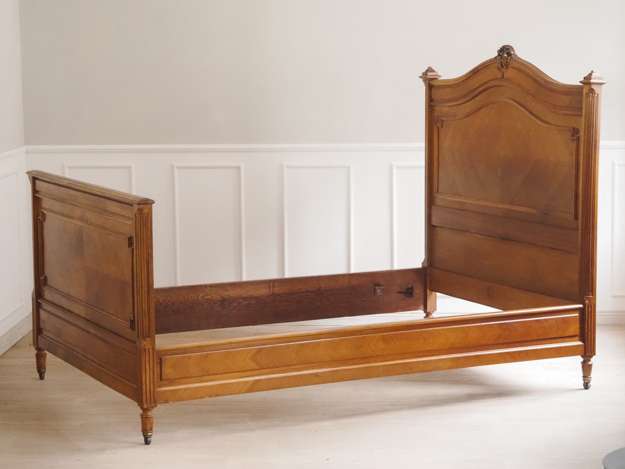 Antikes französisches Bett im Louis-Philippe Stil um 1890, auf Rollen