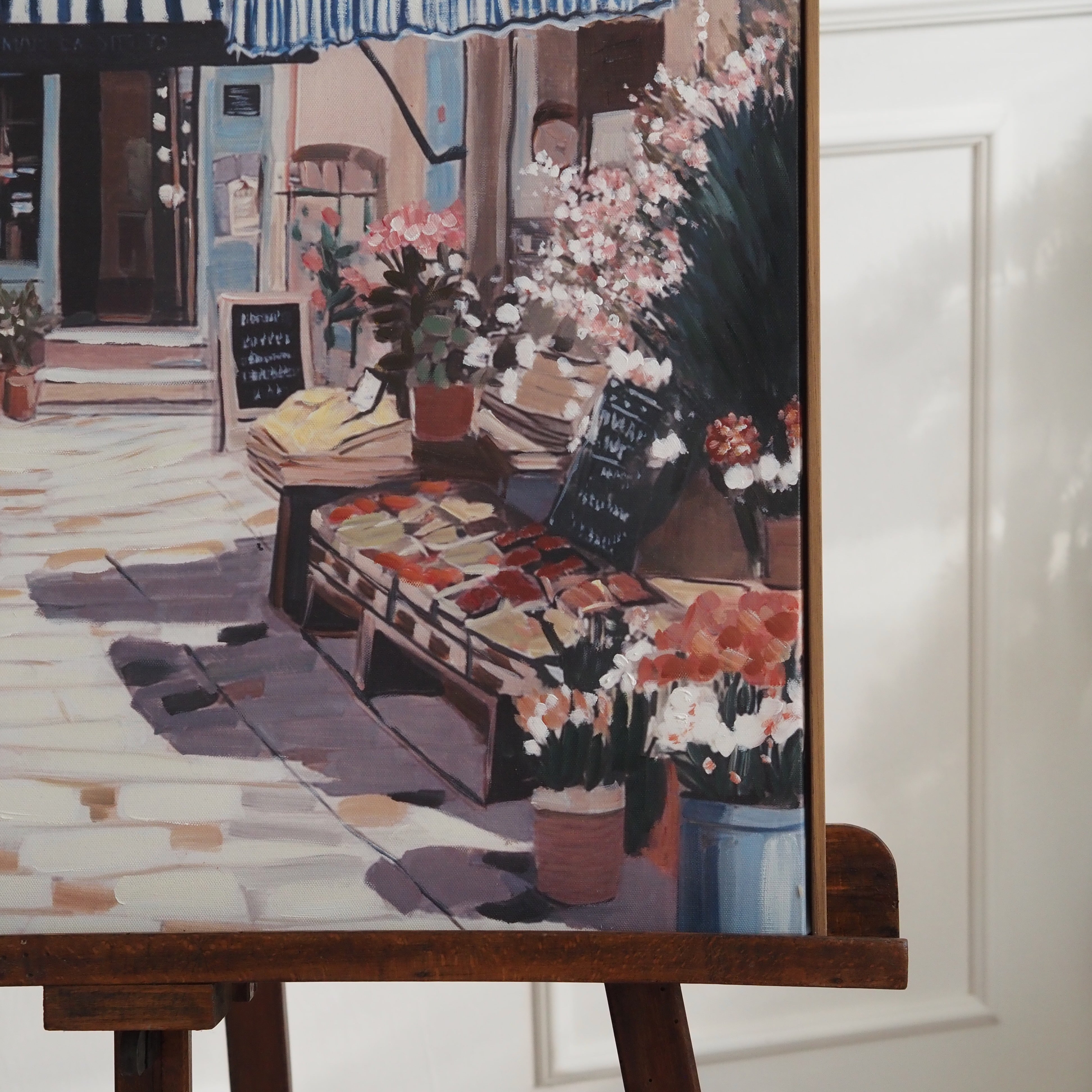 Leinwandbild Gerahmt · Mediterrane Gassenszene mit Blumenmarkt