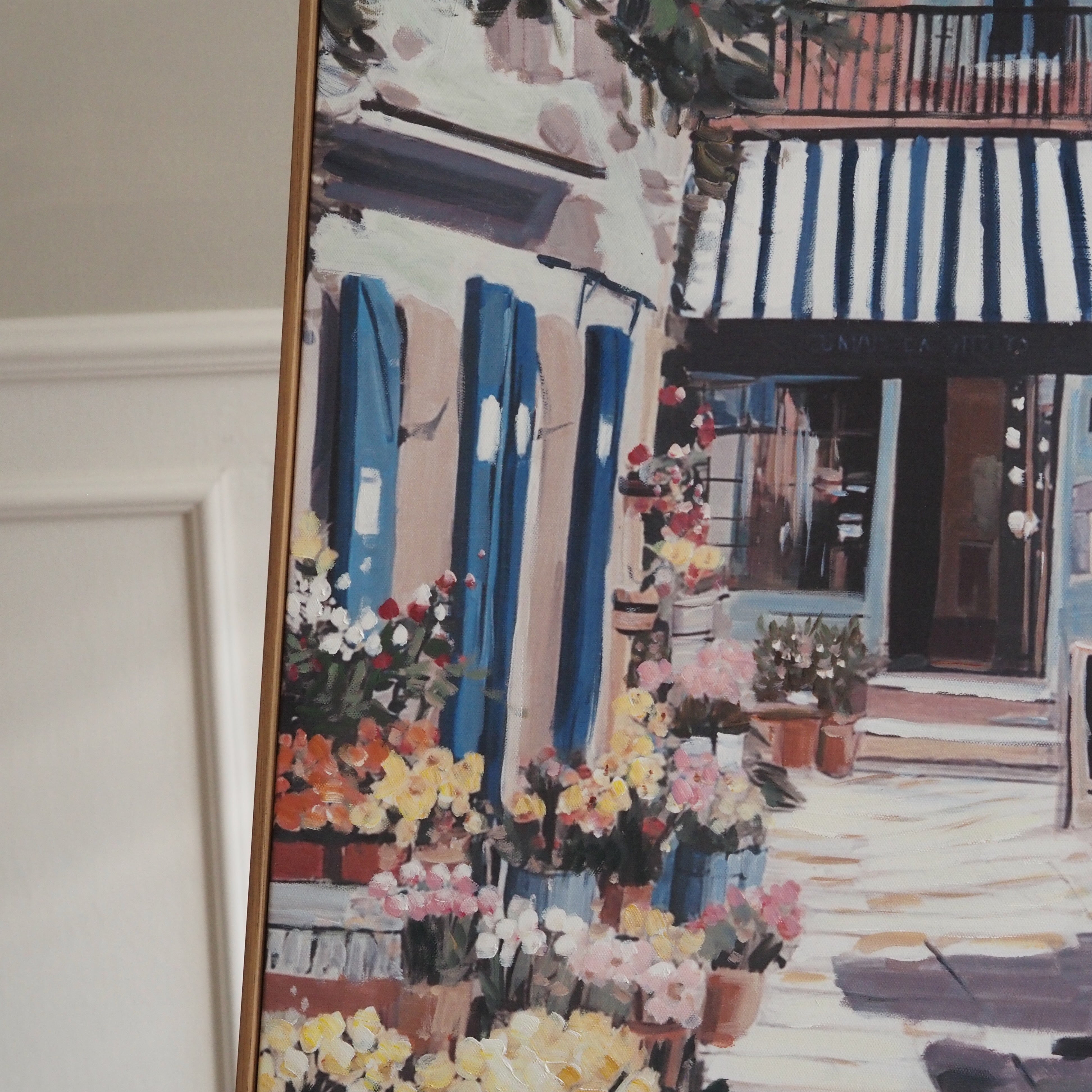 Leinwandbild Gerahmt · Mediterrane Gassenszene mit Blumenmarkt