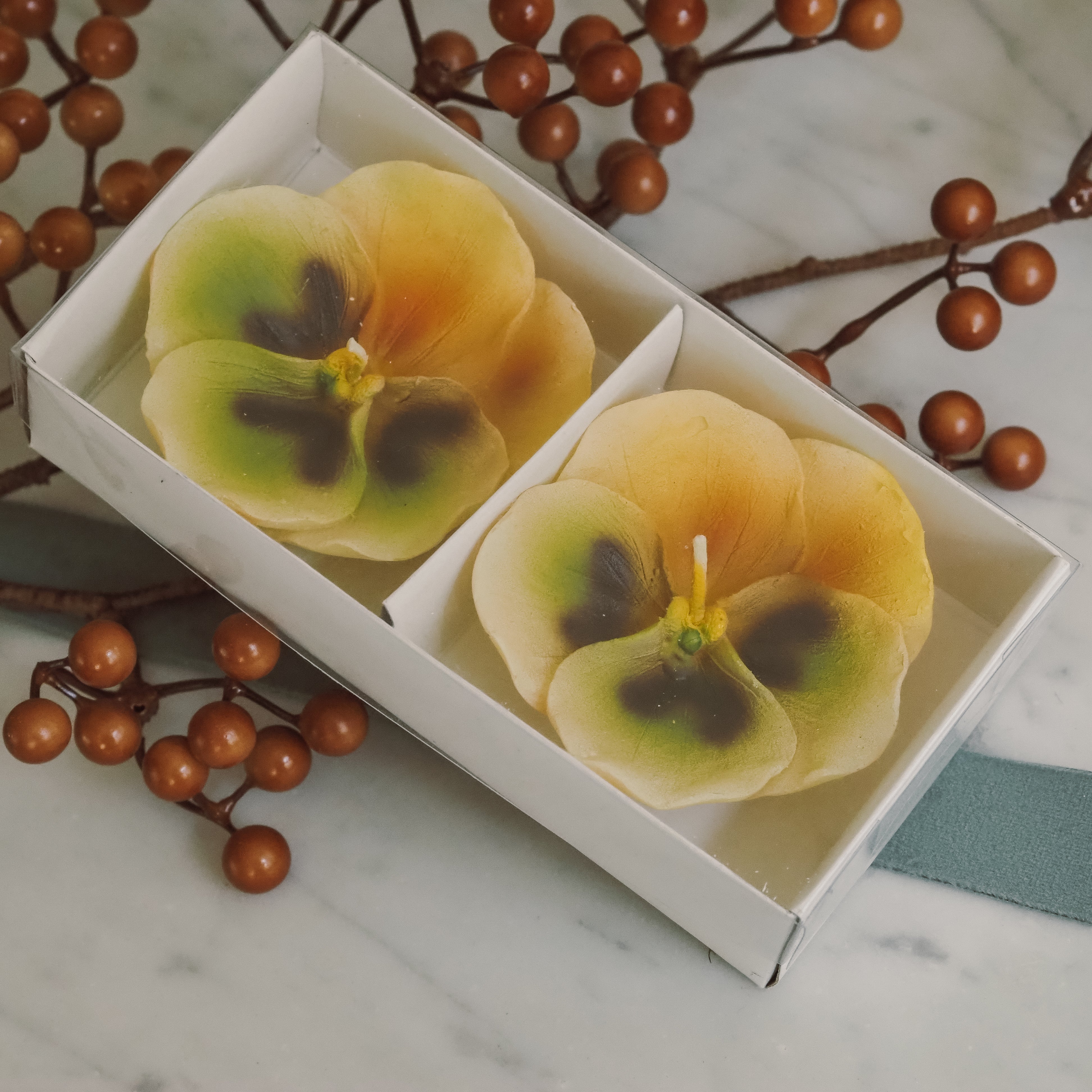 Geschenkkerzen Stiefmütterchen Gelb · florale Dekokerzen im 3er Set