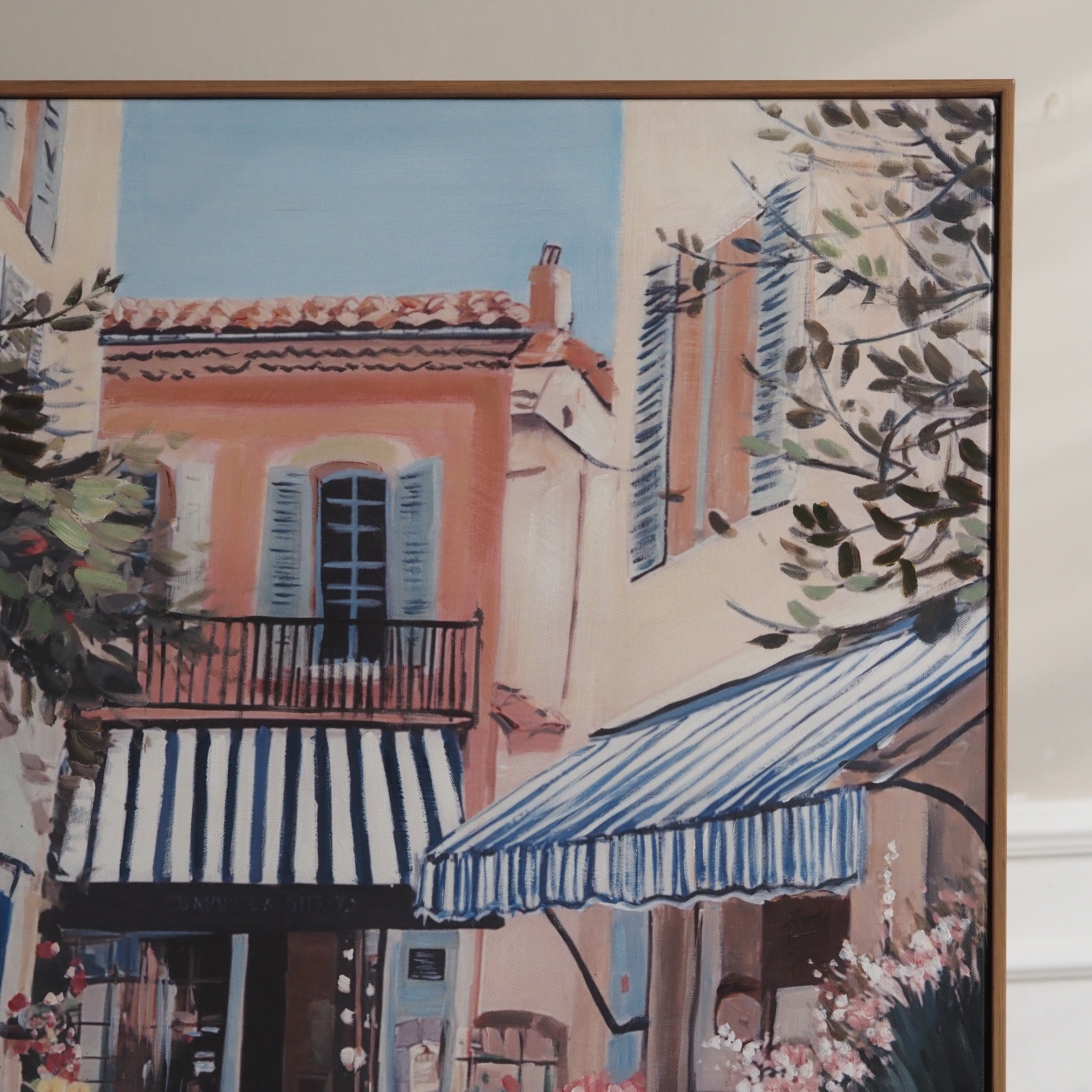 Leinwandbild Gerahmt · Mediterrane Gassenszene mit Blumenmarkt