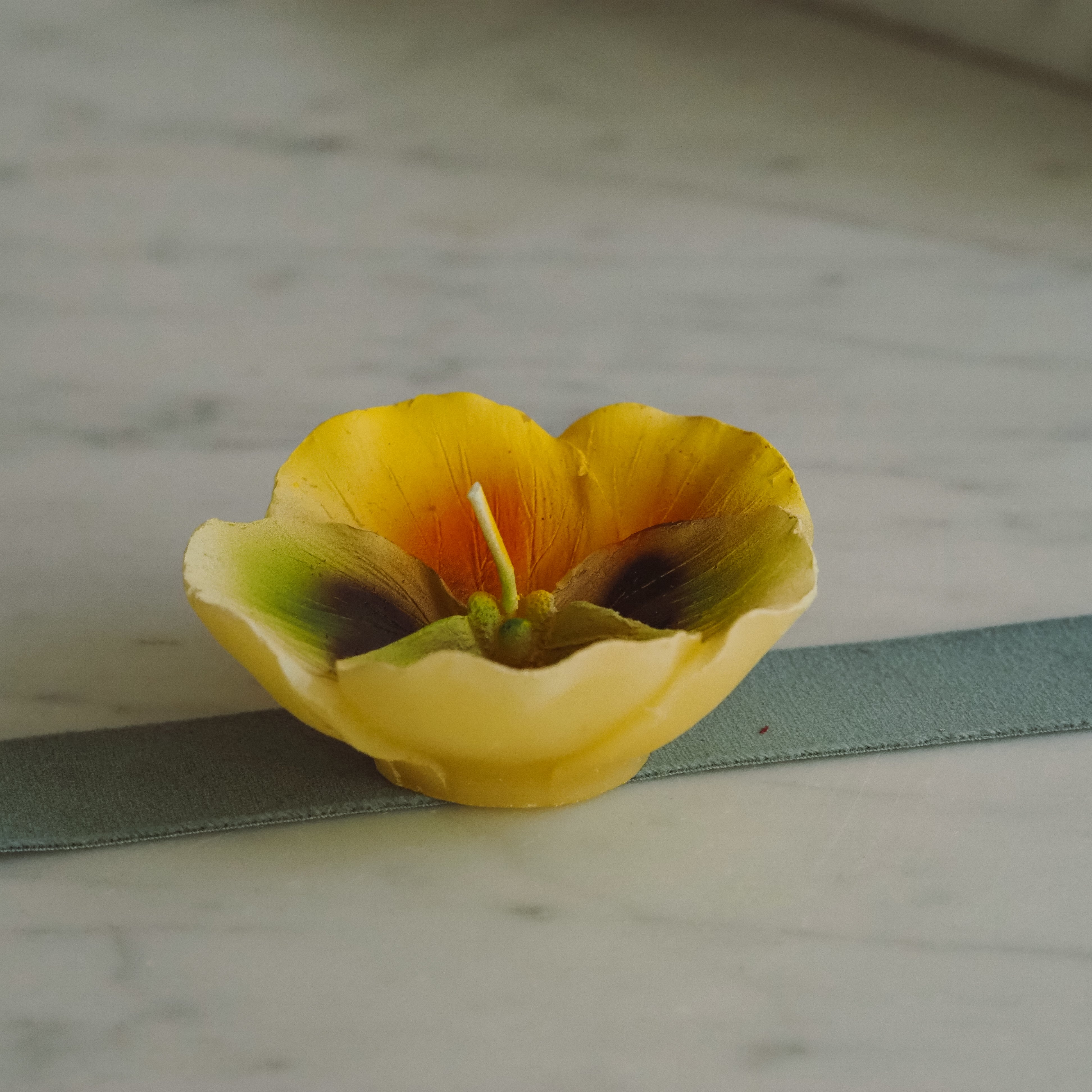 Geschenkkerzen Stiefmütterchen Gelb · florale Dekokerzen im 3er Set
