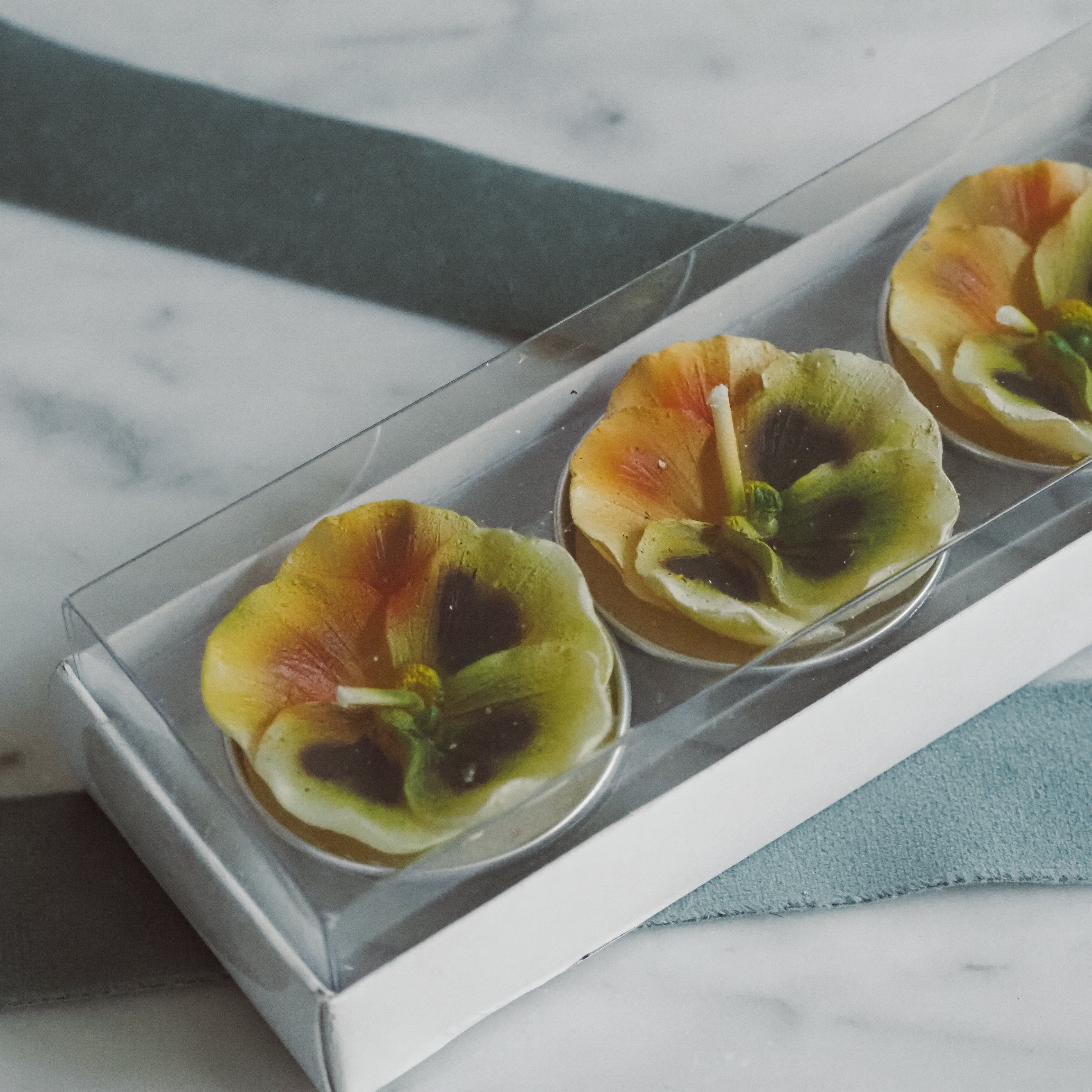 Geschenkkerzen Stiefmütterchen Gelb · florale Dekokerzen im 3er Set