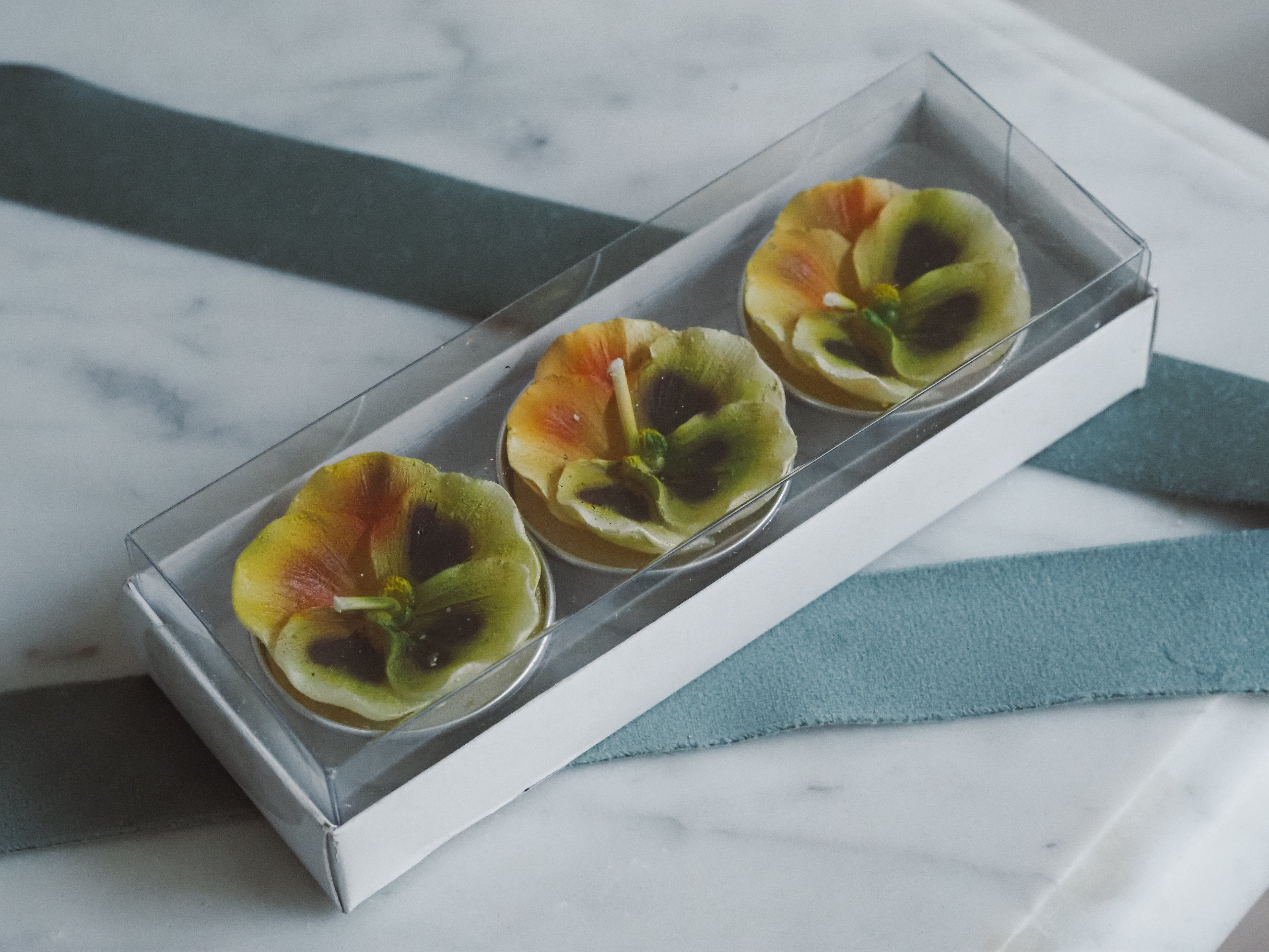 Geschenkkerzen Stiefmütterchen Gelb · florale Dekokerzen im 3er Set