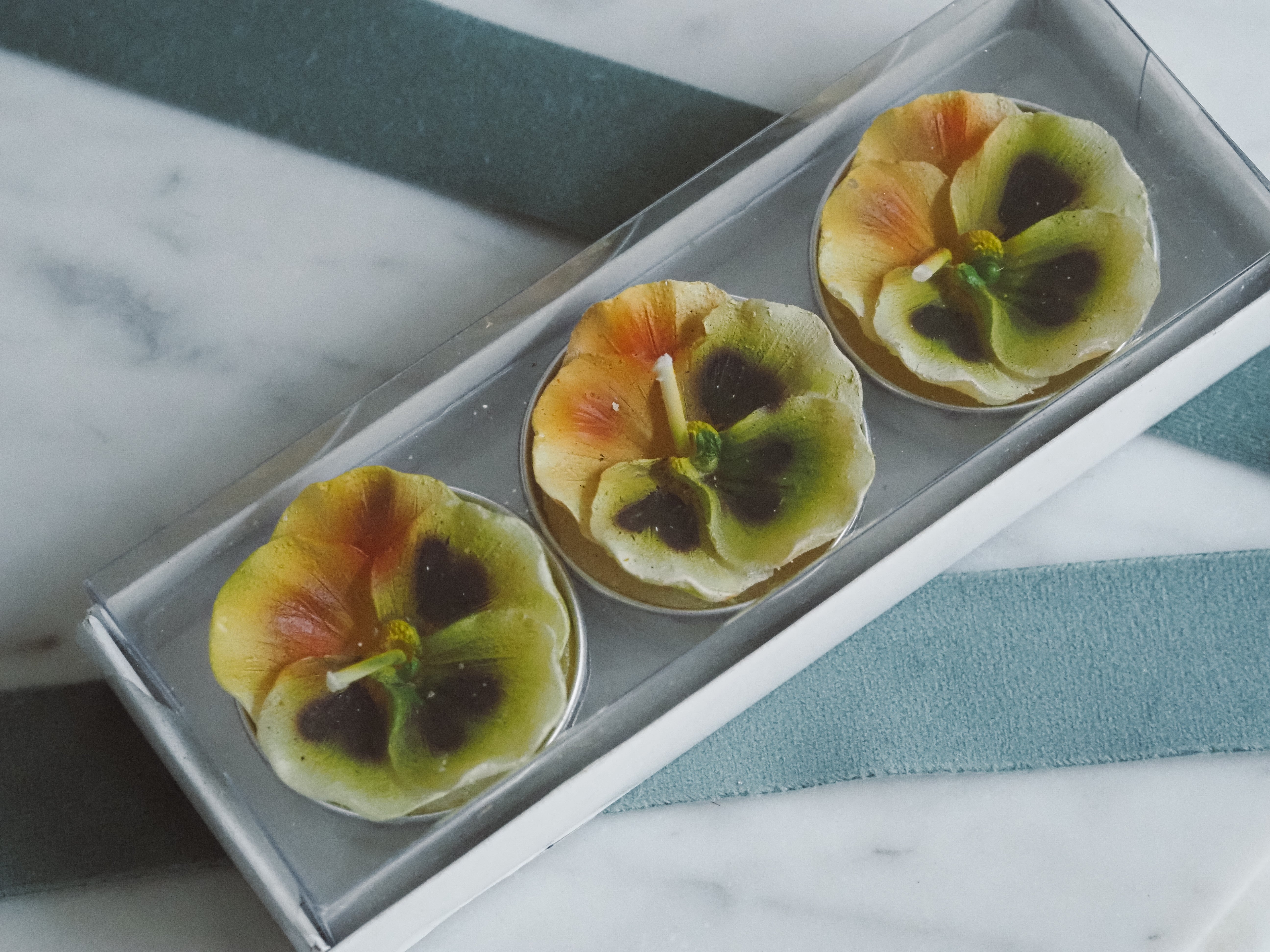 Geschenkkerzen Stiefmütterchen Gelb · florale Dekokerzen im 3er Set