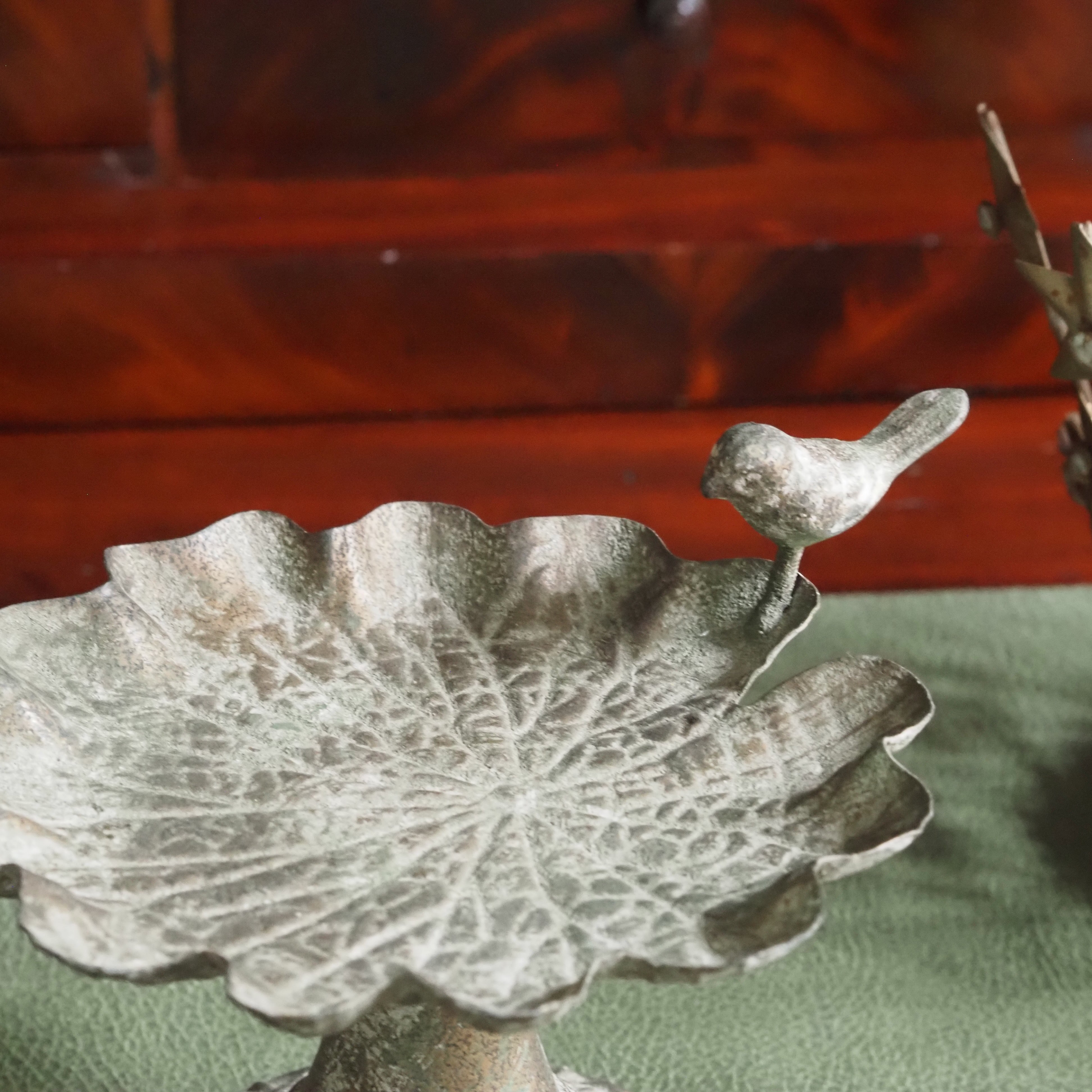 Vogelfutterspender · Blattschale auf Sockel mit Vogelfigur · ArtFerro Antikoptik