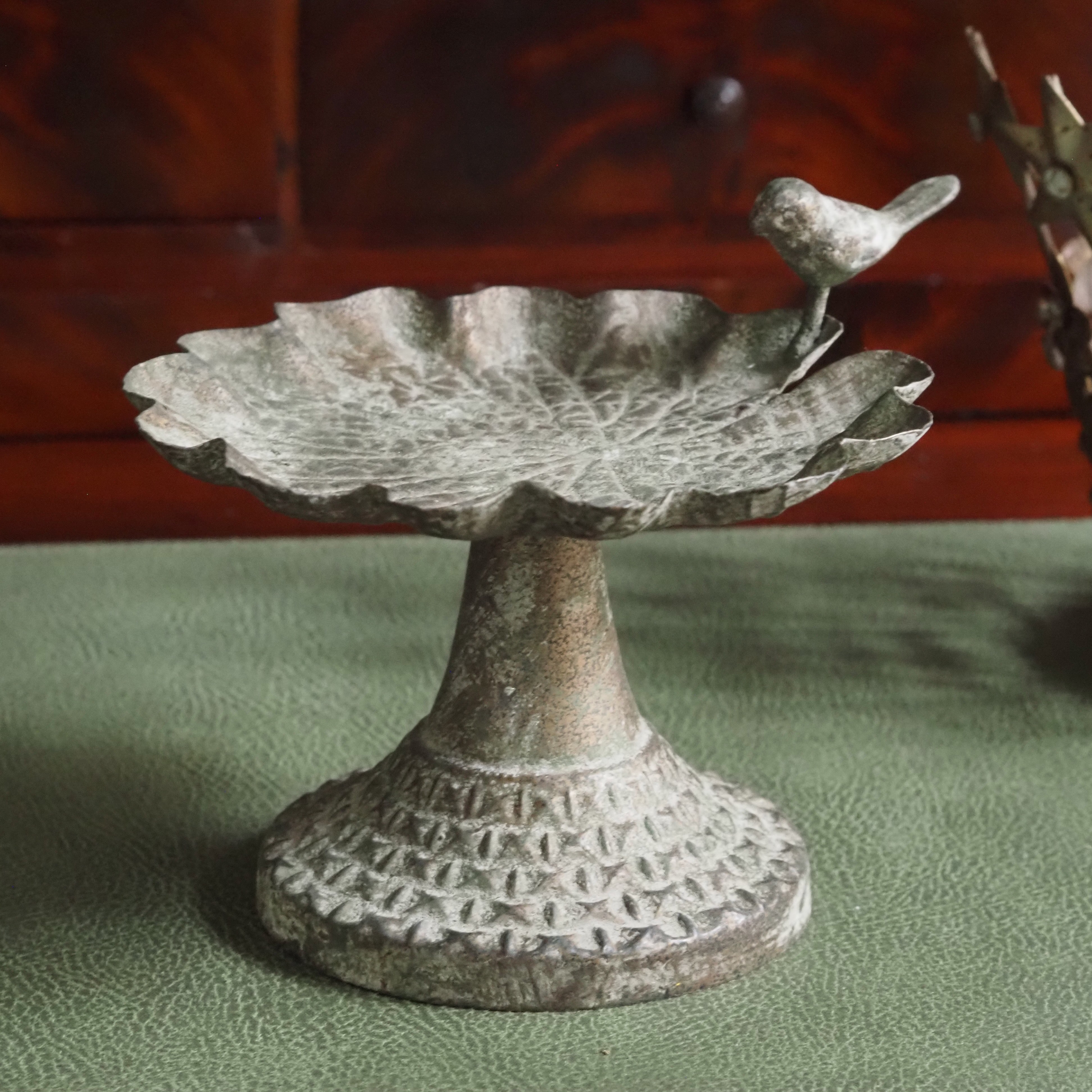 Vogelfutterspender · Blattschale auf Sockel mit Vogelfigur · ArtFerro Antikoptik