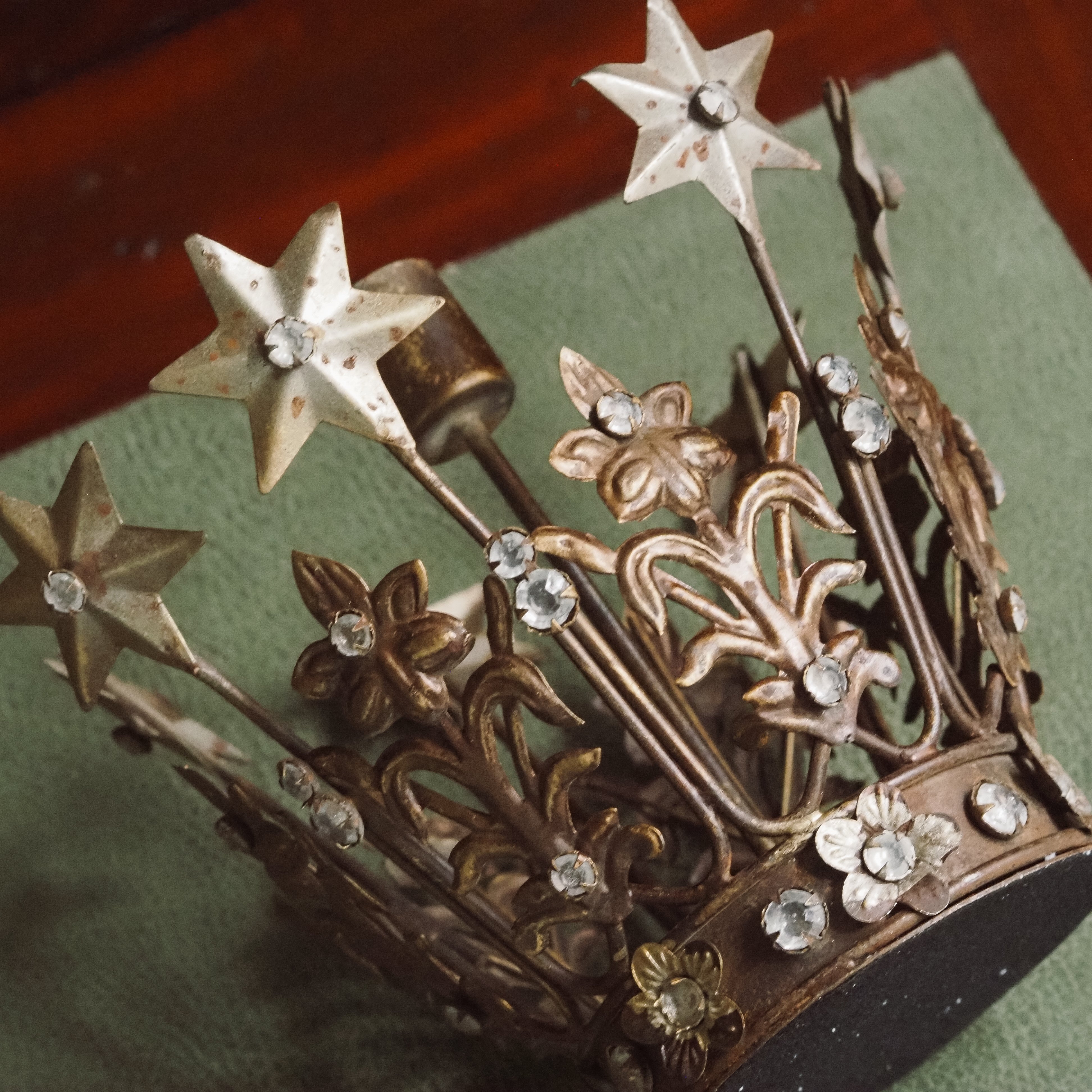 Kerzenständer Krone · historisierende Metallkrone mit Sternornamentik
