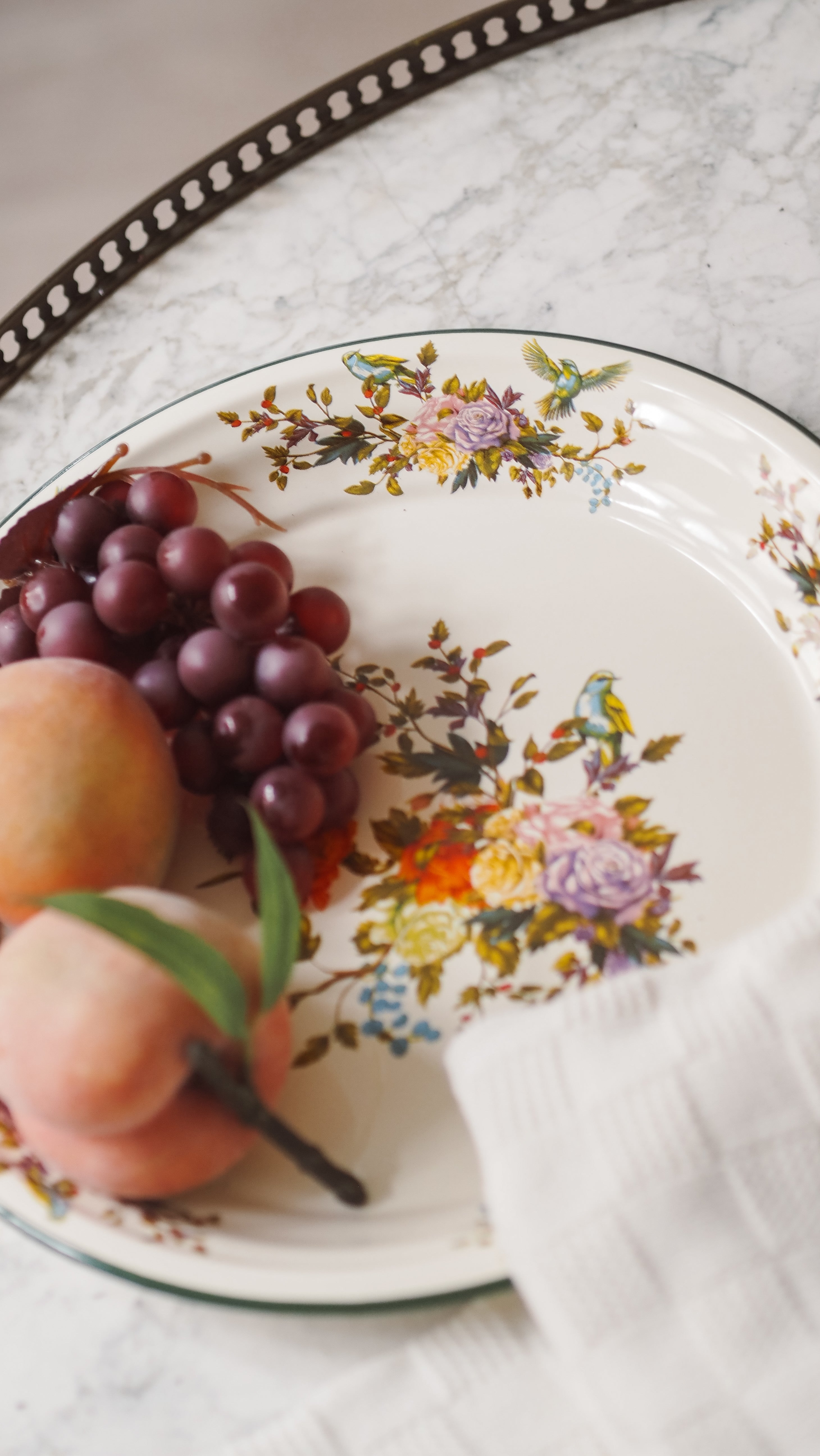 Dekoratives Serviertablett · florales Vogelmotiv / klassisch inspiriert