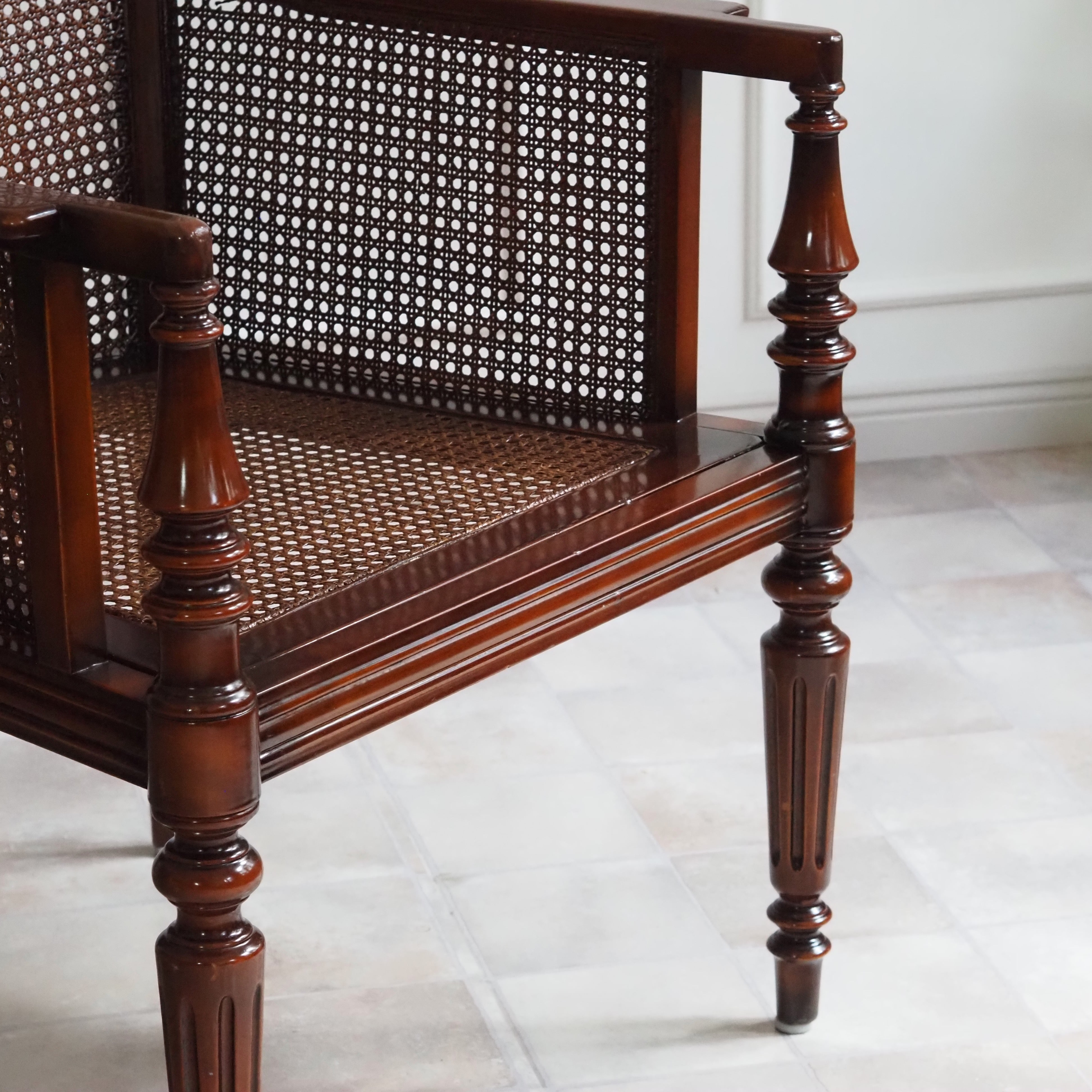 Rattan Sessel Kolonialstil – Bergère mit Wiener Geflecht, Massivholz