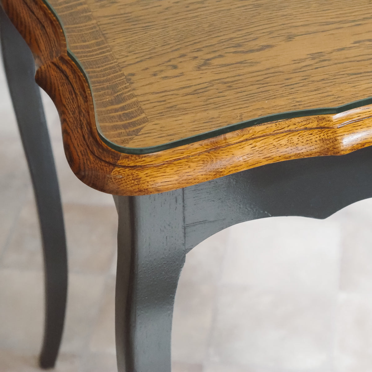 Schreibtisch Louis XV Stil, schwarz mit Eichenplatte und Glasplatte