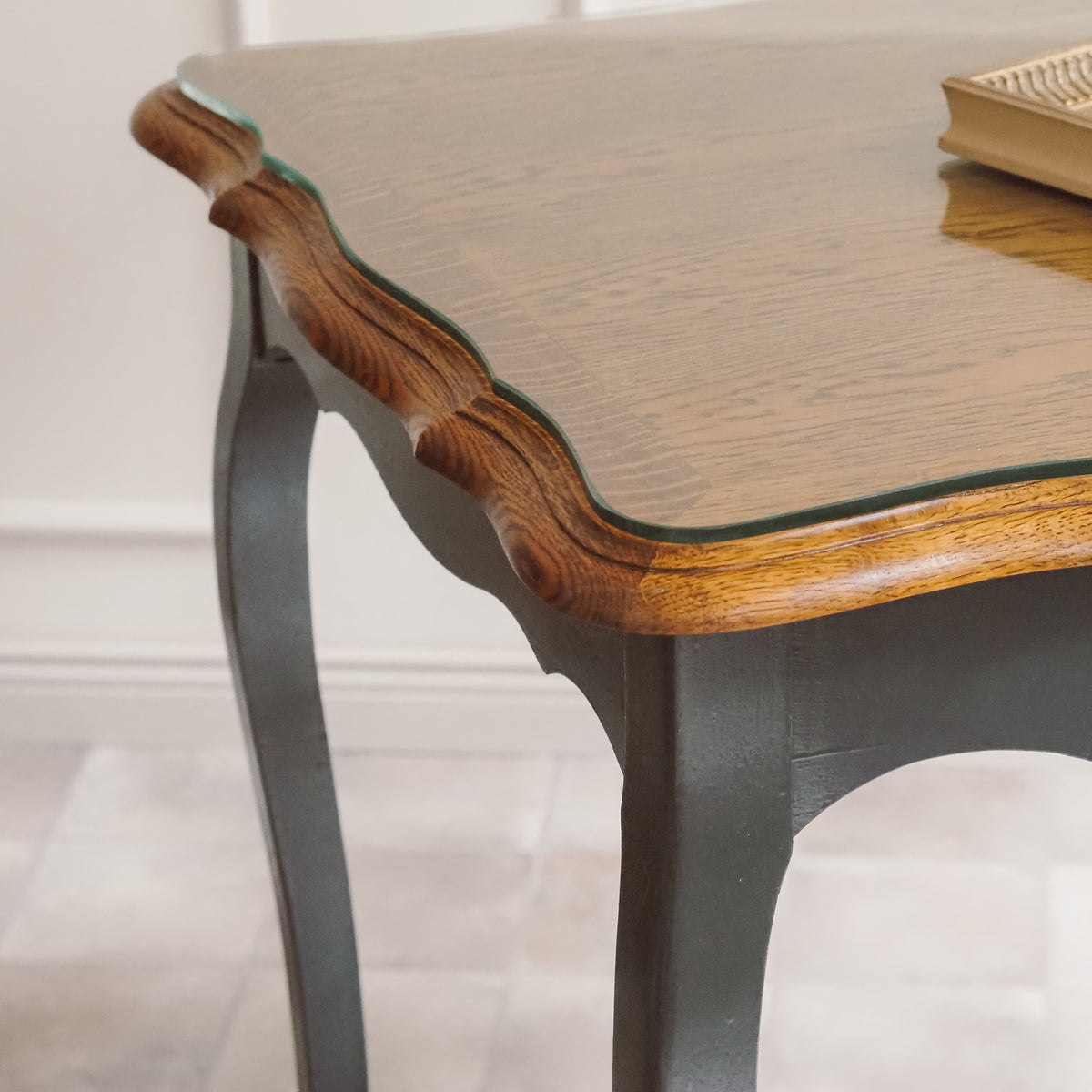 Schreibtisch Louis XV Stil, schwarz mit Eichenplatte und Glasplatte