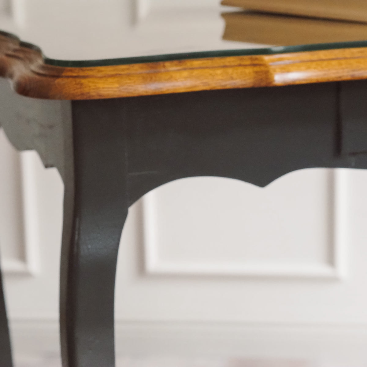 Schreibtisch Louis XV Stil, schwarz mit Eichenplatte und Glasplatte