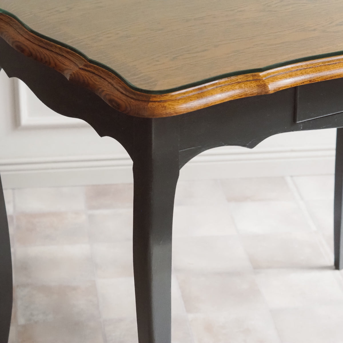 Schreibtisch Louis XV Stil, schwarz mit Eichenplatte und Glasplatte