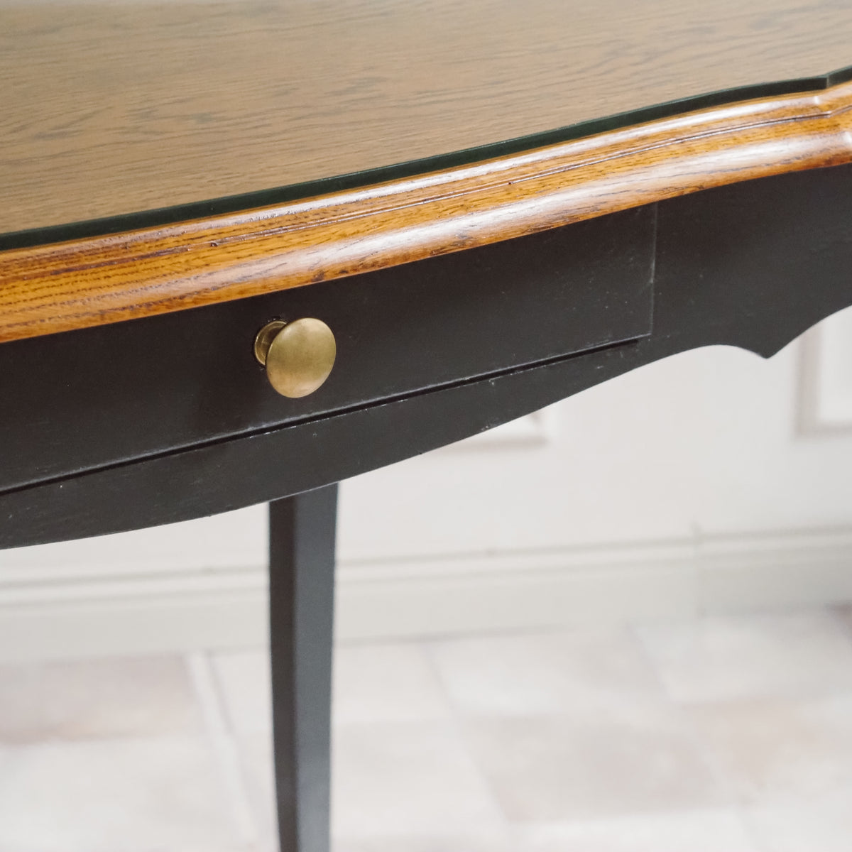 Schreibtisch Louis XV Stil, schwarz mit Eichenplatte und Glasplatte