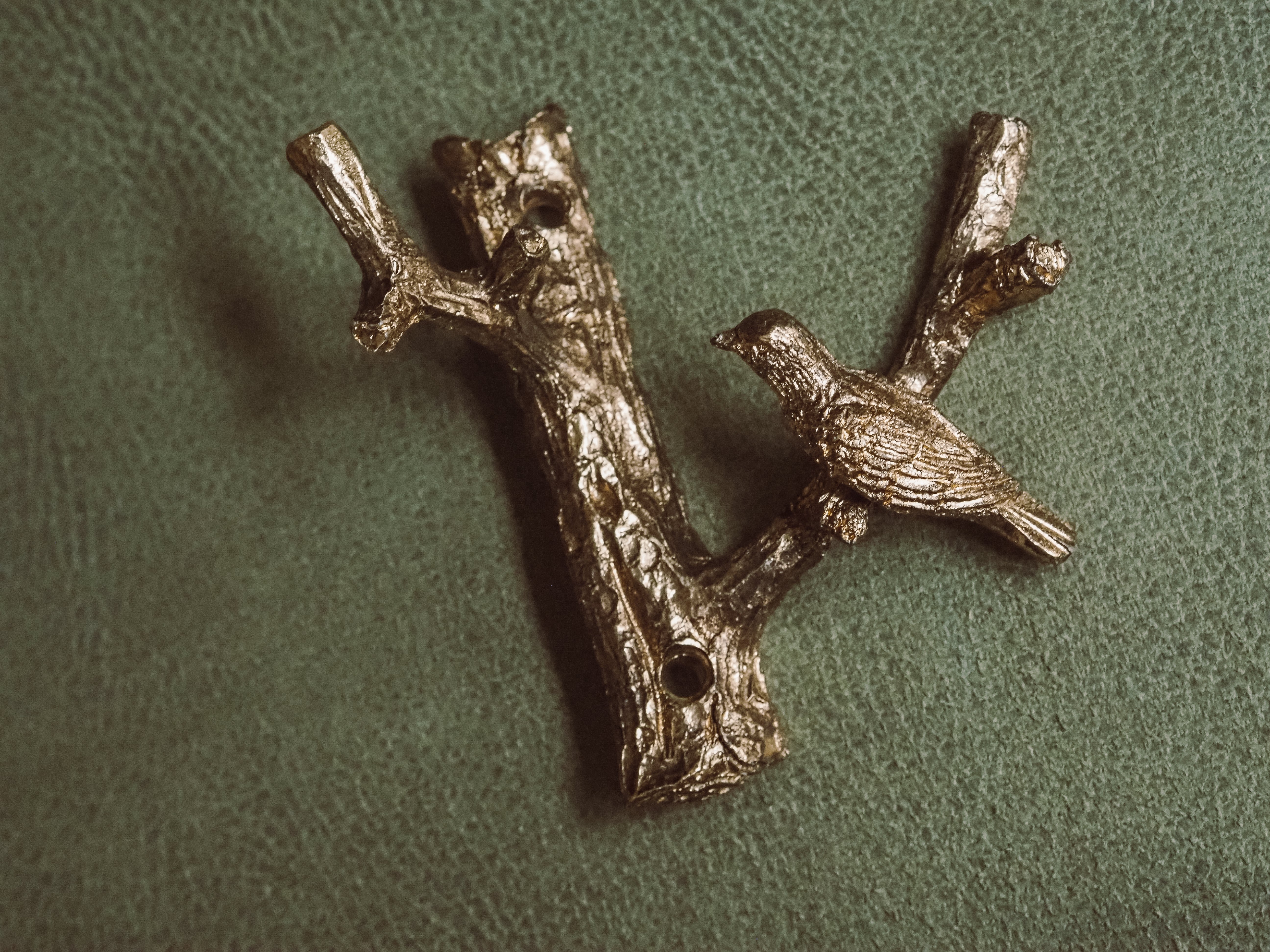 Wandhaken Bronze · Ast mit Vogel · Metallguss Naturdeko