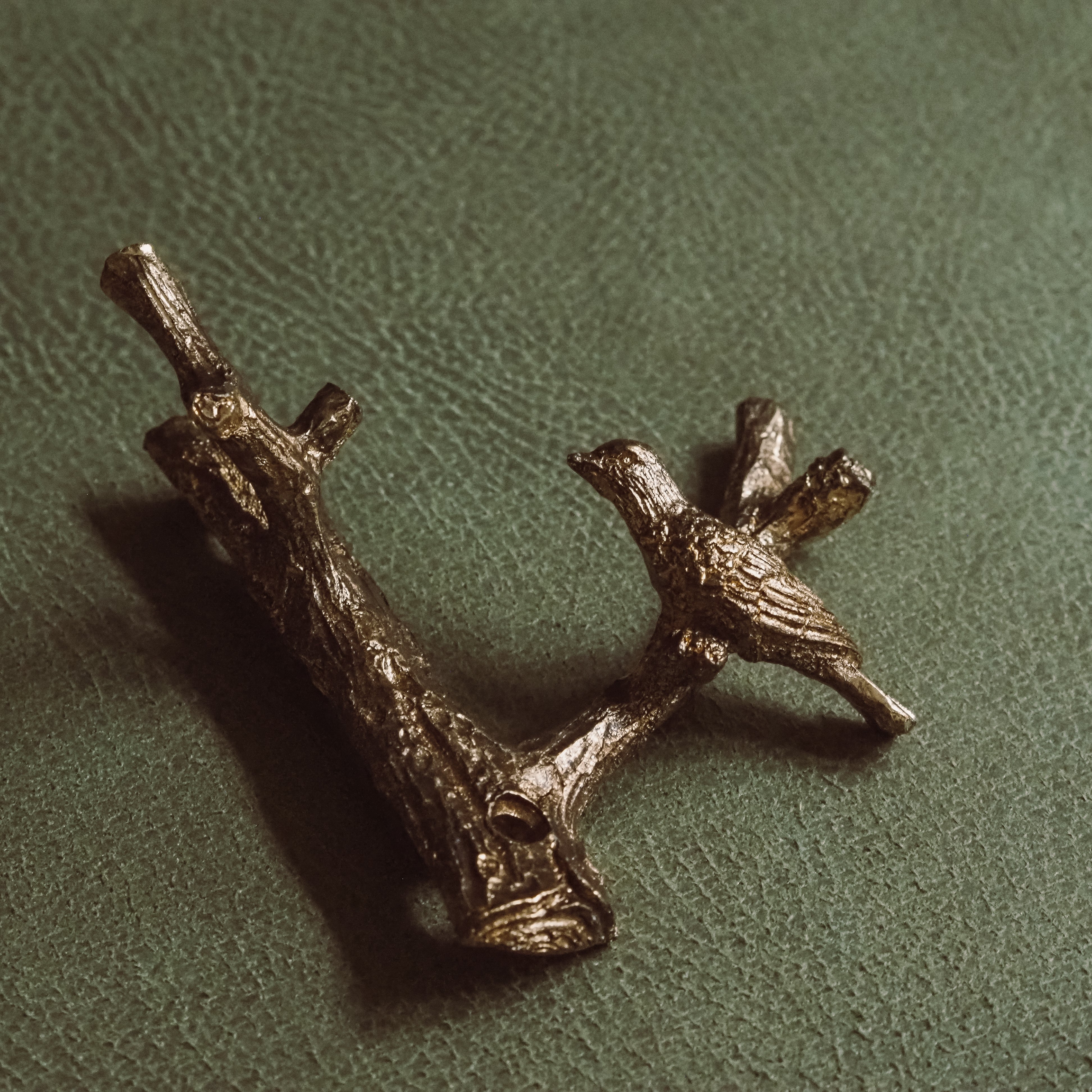 Wandhaken Bronze · Ast mit Vogel · Metallguss Naturdeko