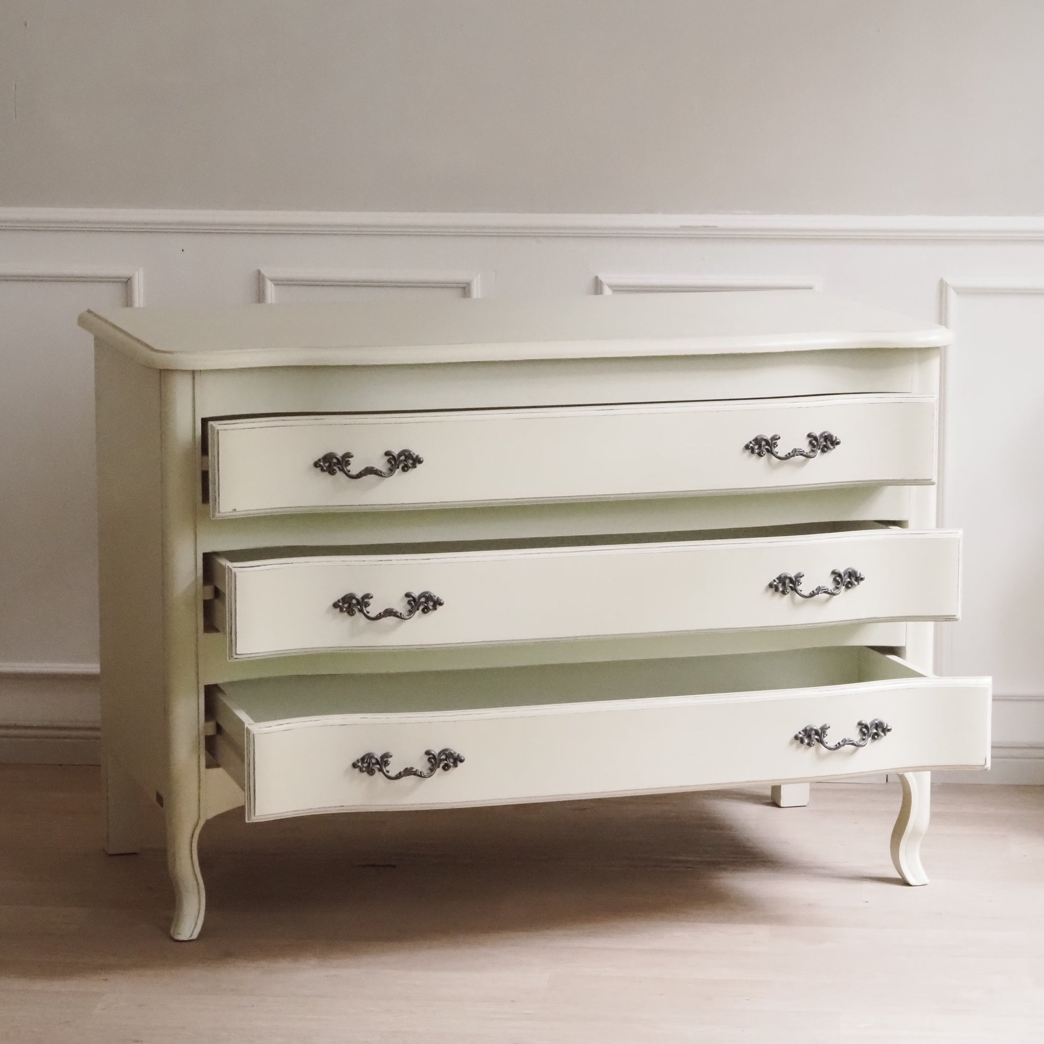 Französische Landhaus Kommode im Louis-Philippe Stil, crème-weiß