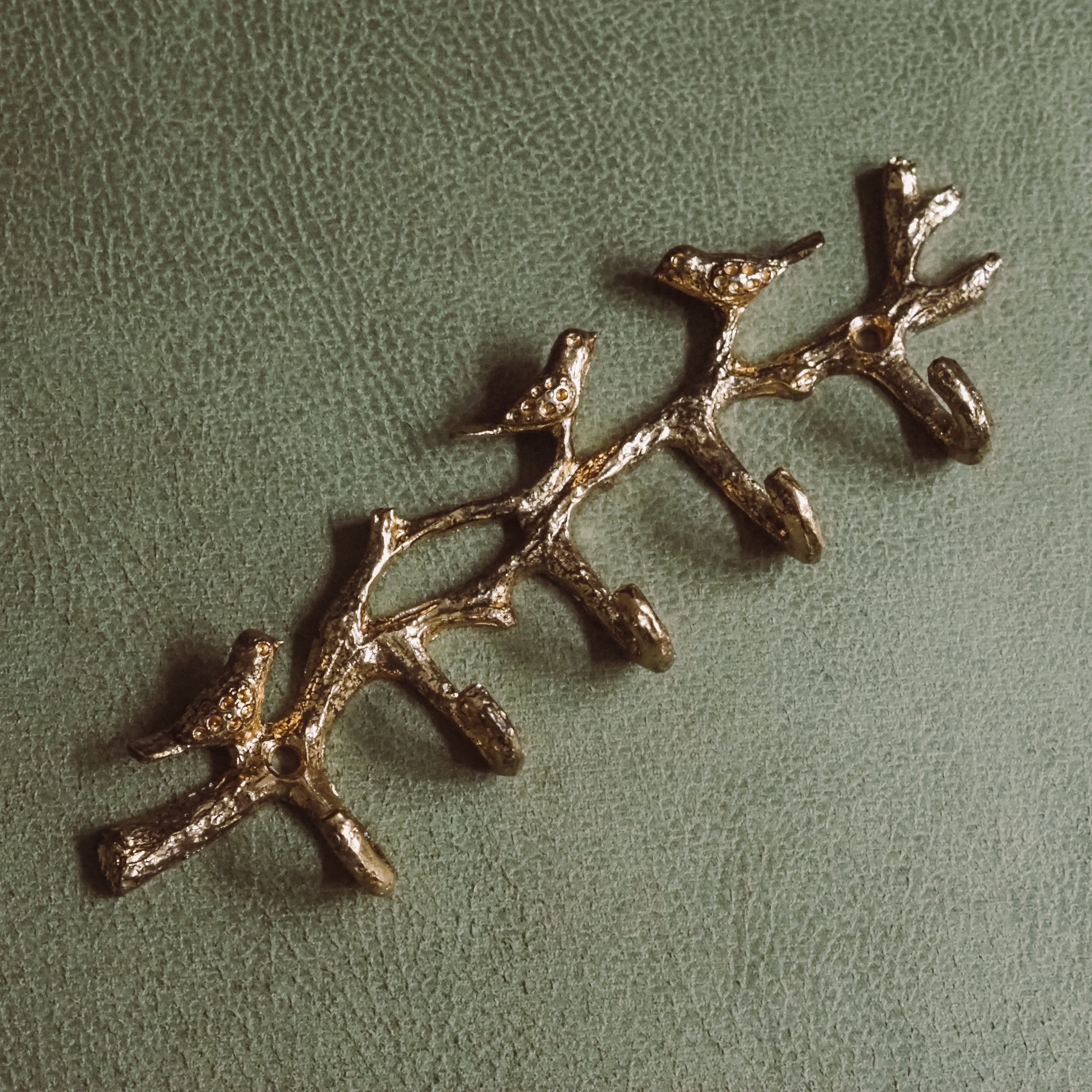 Wandhakenleiste · Ast mit Vögeln, goldfarben, Metallguss