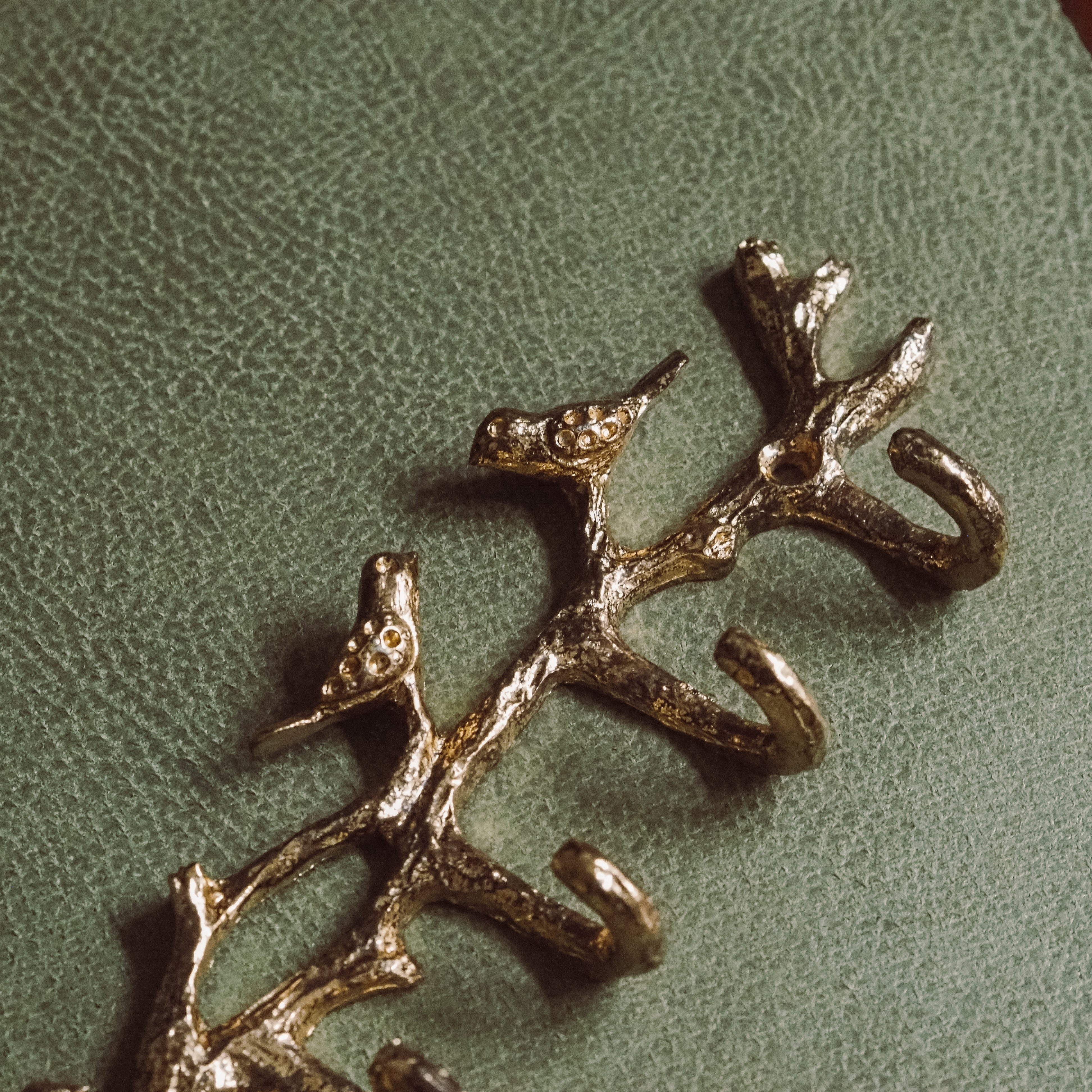 Wandhakenleiste · Ast mit Vögeln, goldfarben, Metallguss