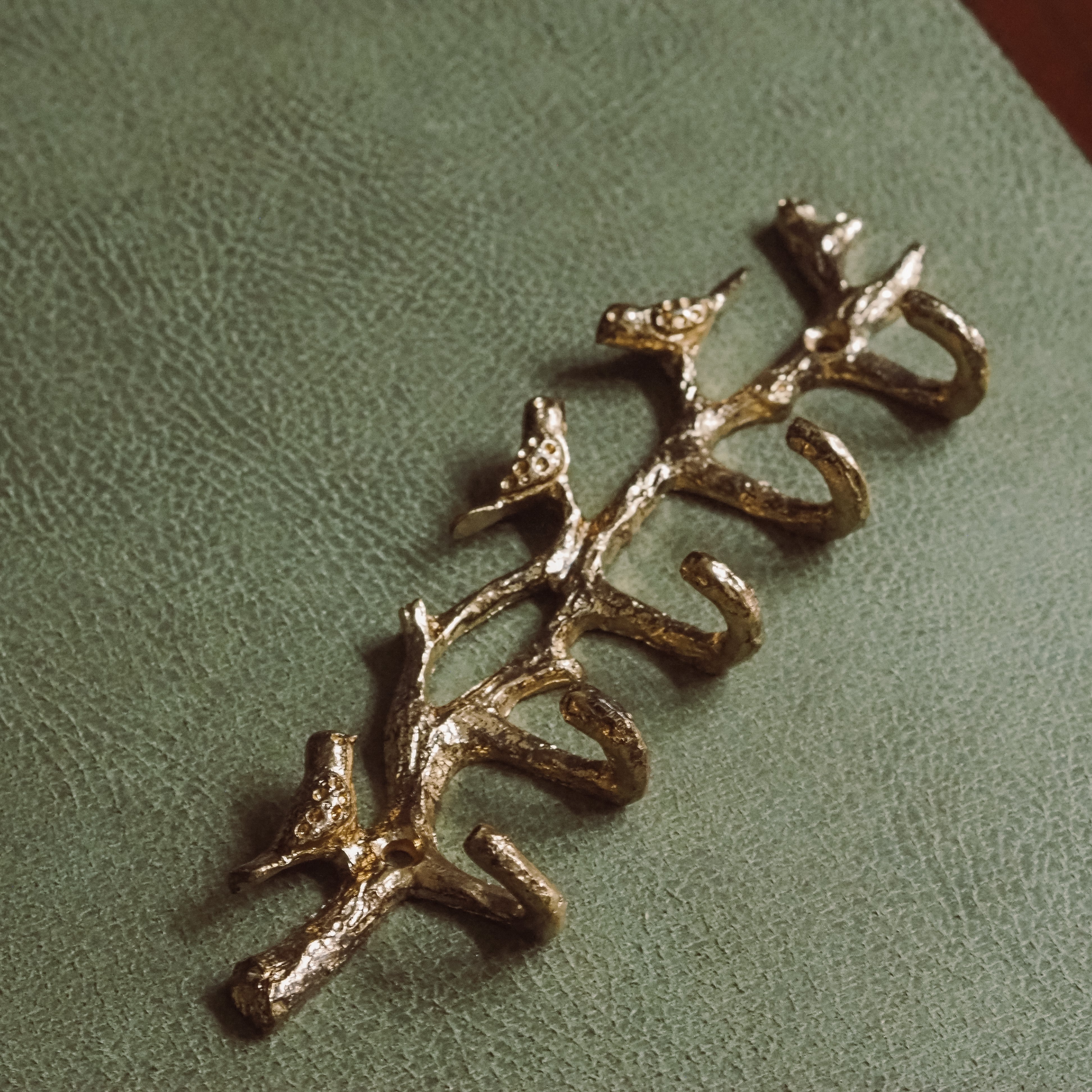 Wandhakenleiste · Ast mit Vögeln, goldfarben, Metallguss
