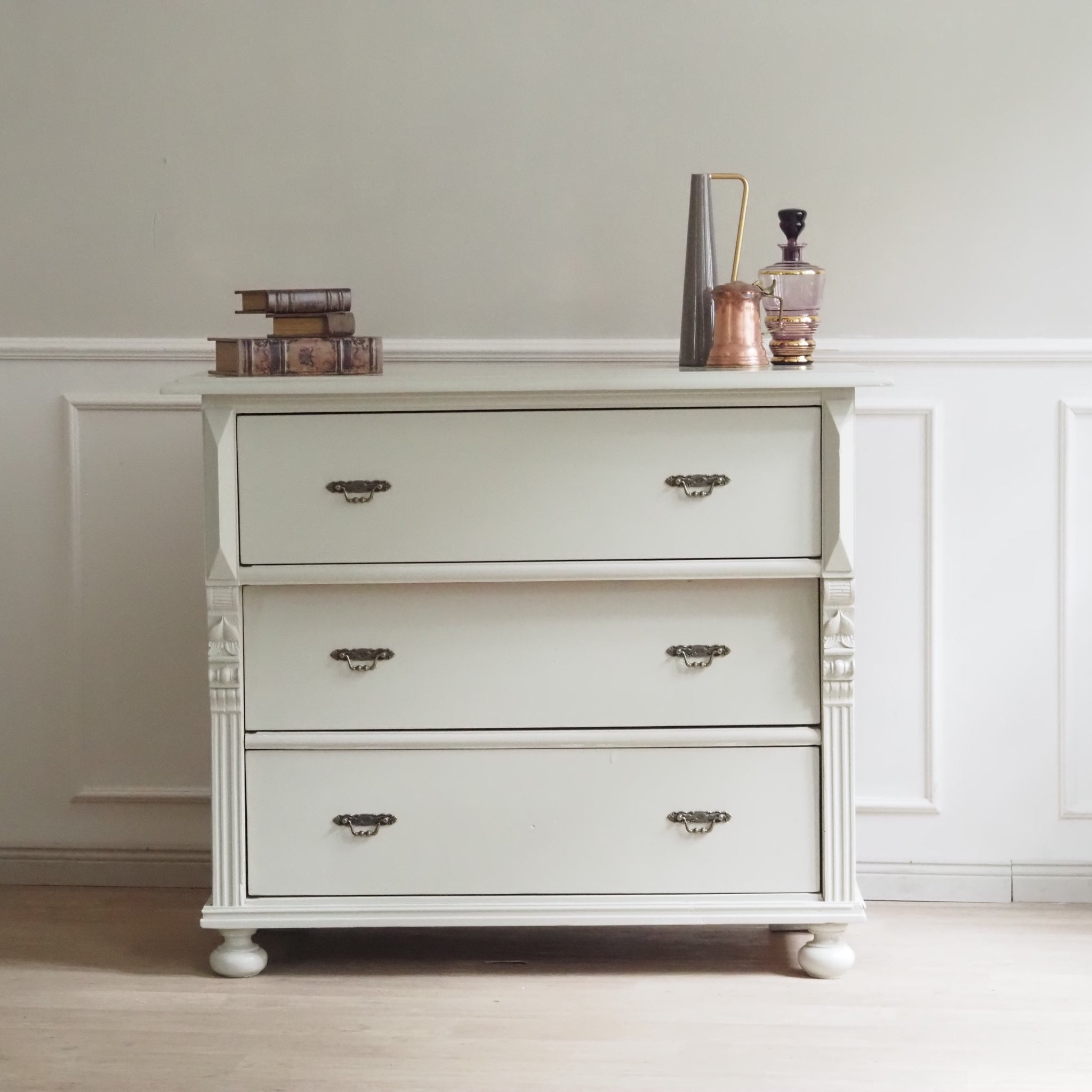 Antike Gründerzeit Kommode um 1890, in neuem Farbgewand, zartes Hellgrau Vintage