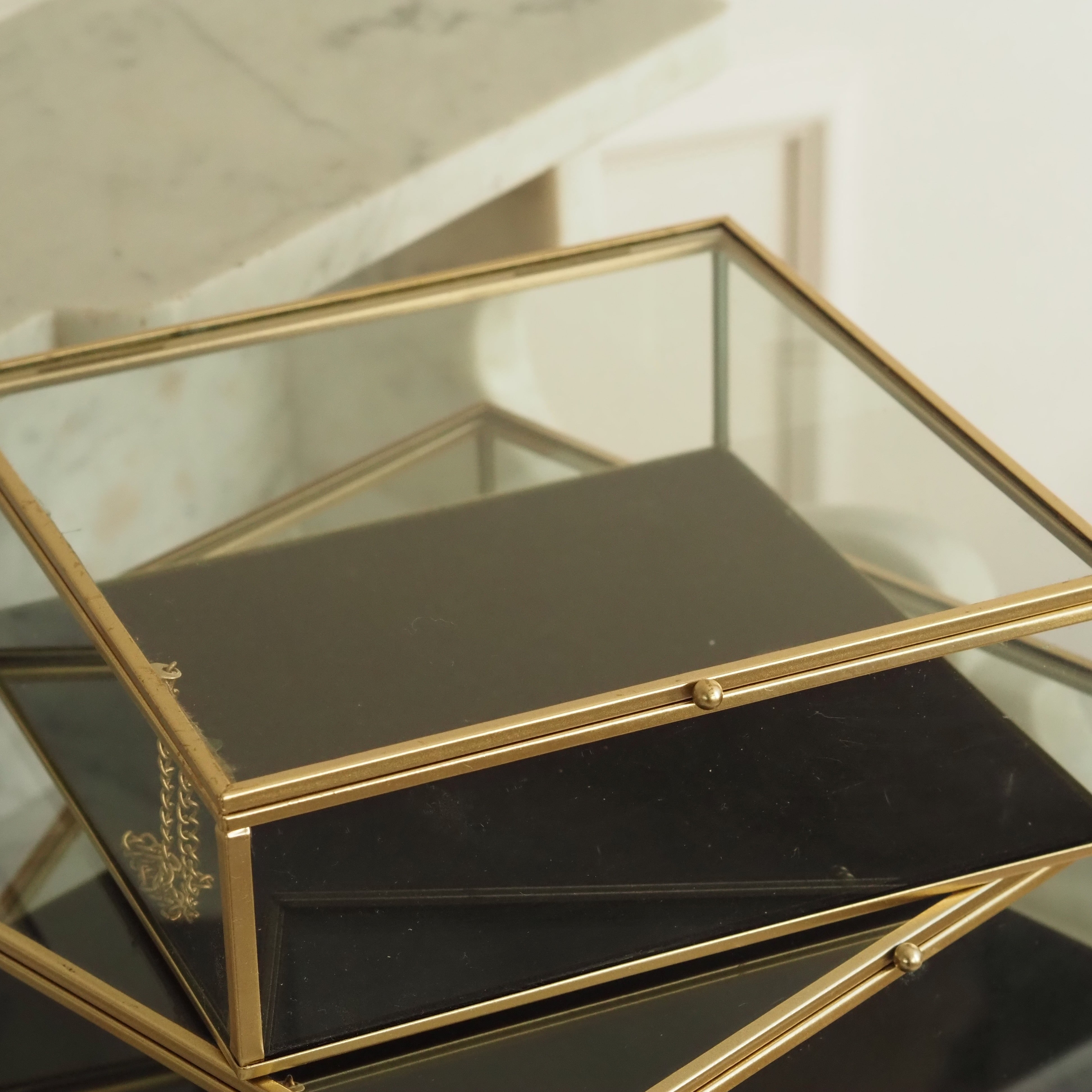 Glaskästchen Set · spiegelndes Schmuck- und Dekorationsobjekt im Art-Déco-inspirierten Stil