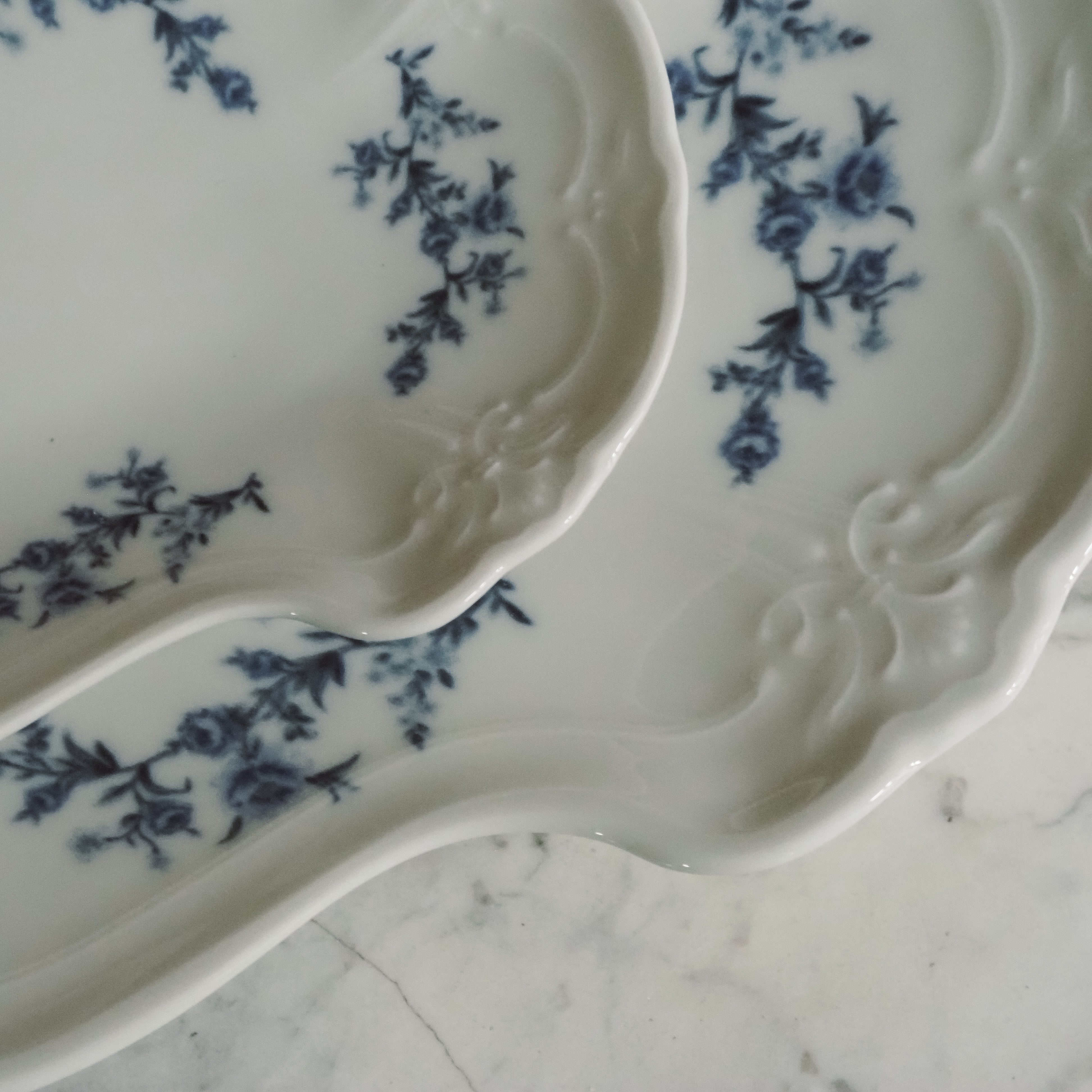 Servierschalen SET von 2 · blaue Blume / historisch inspirierte Porzellanschalen