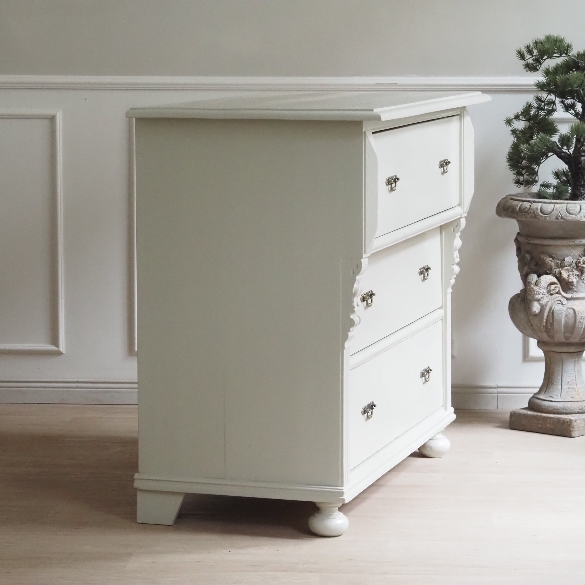 Antike Gründerzeit Kommode um 1890, in neuem Farbgewand, zartes Hellgrau Vintage