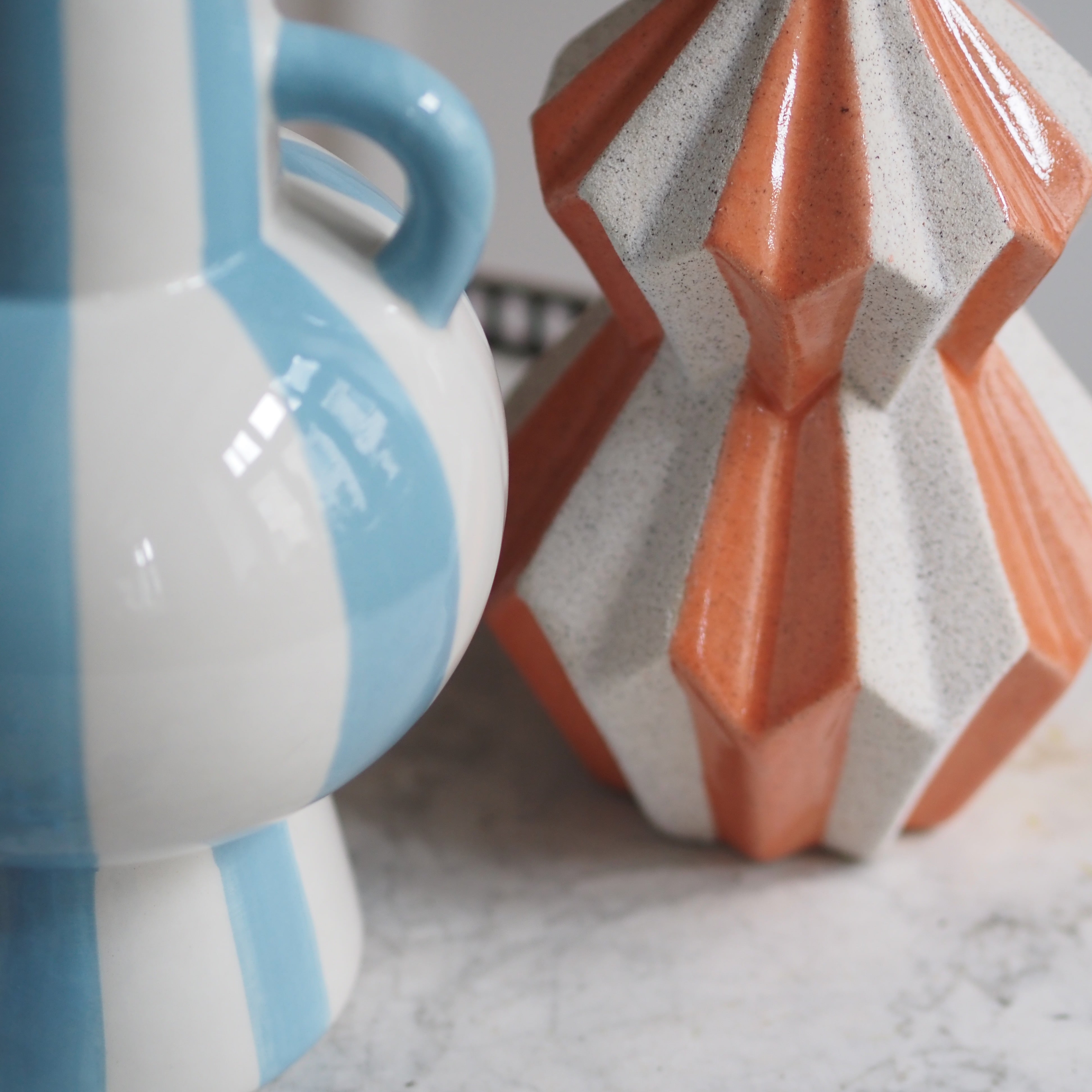 Vase · kubistische Formensprache / facettierte Keramik