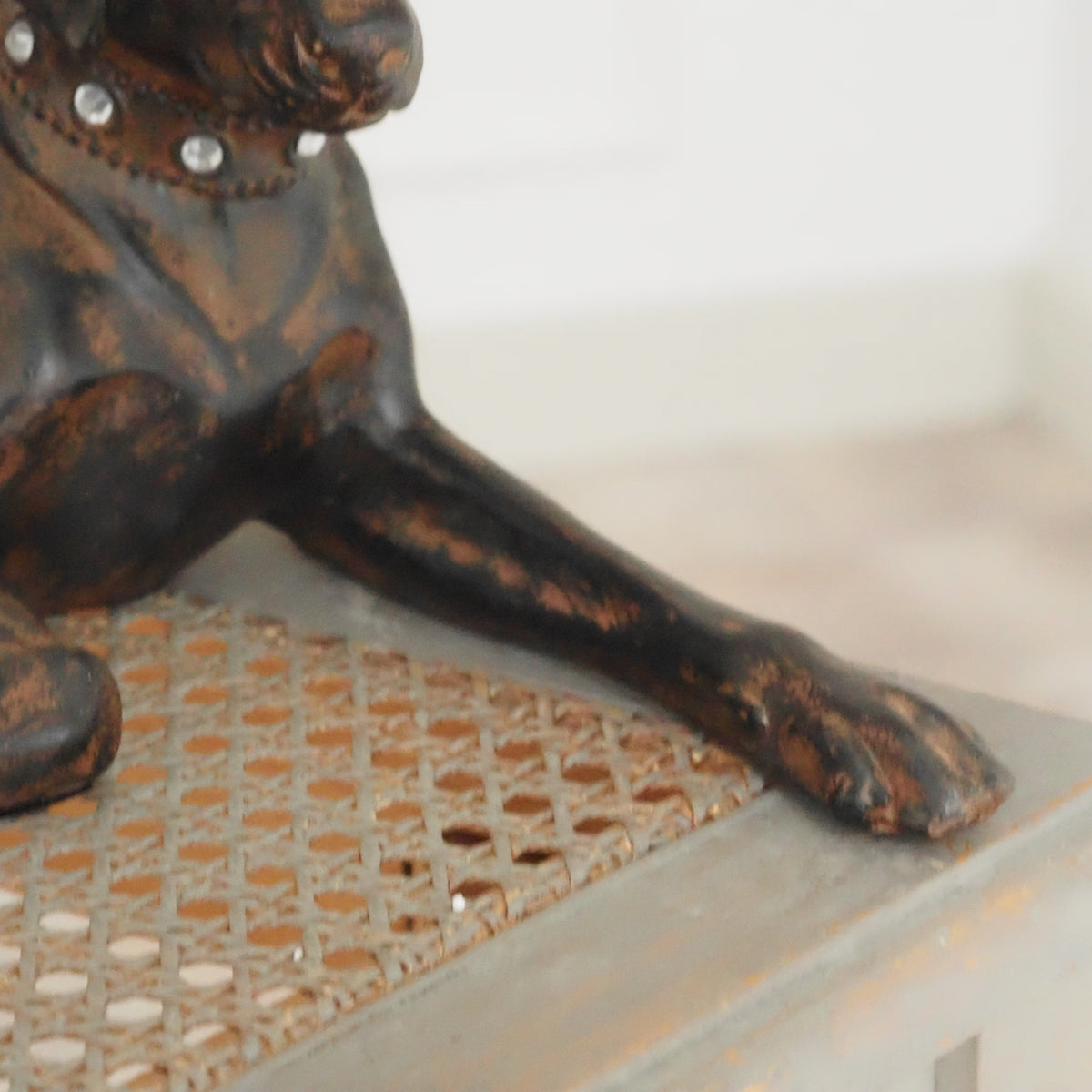 Hundefigur liegend · Altkupferoptik Ziersteinhalsband