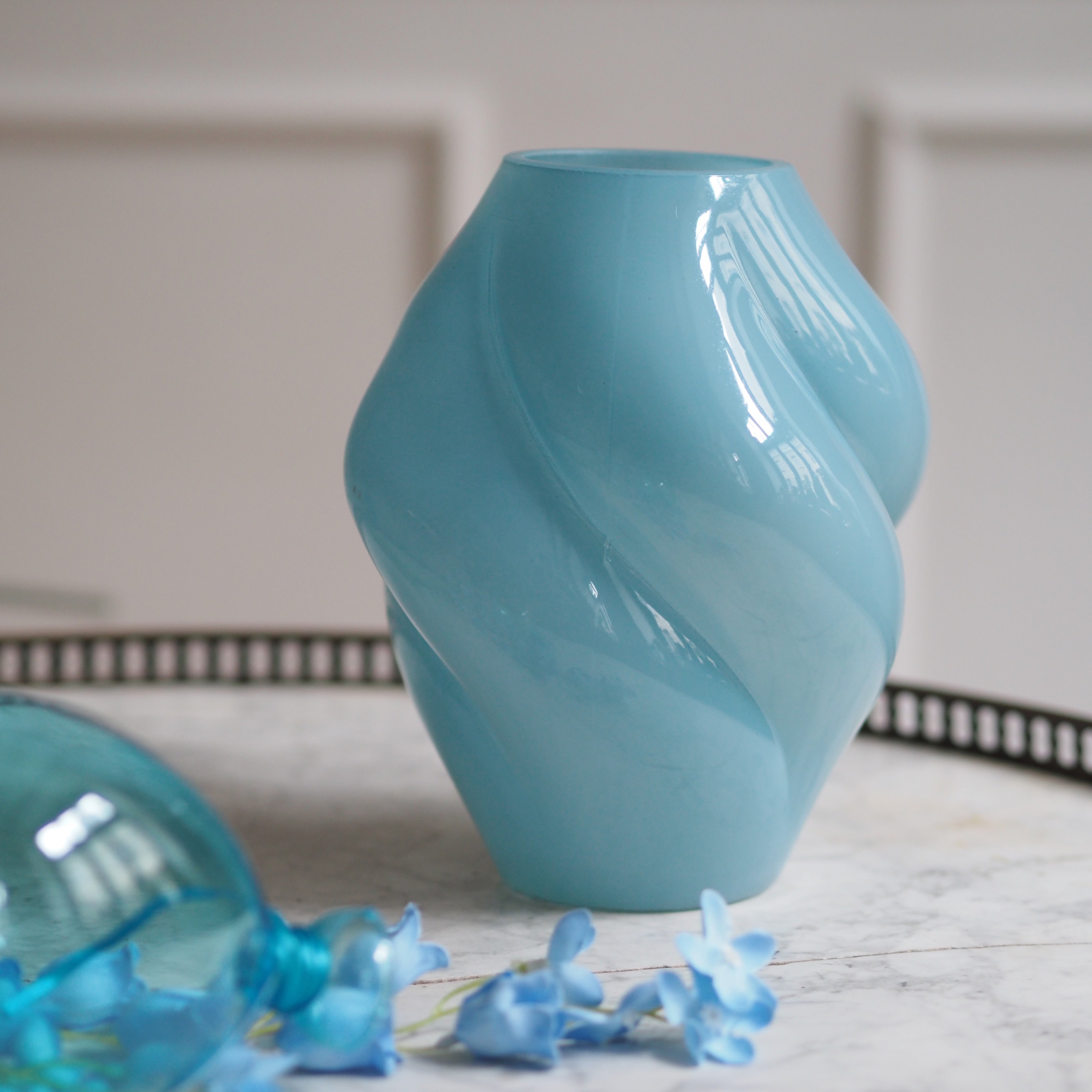 Glasvase Blau · Spiralförmig gedrehter Korpus in Opalglas-Optik