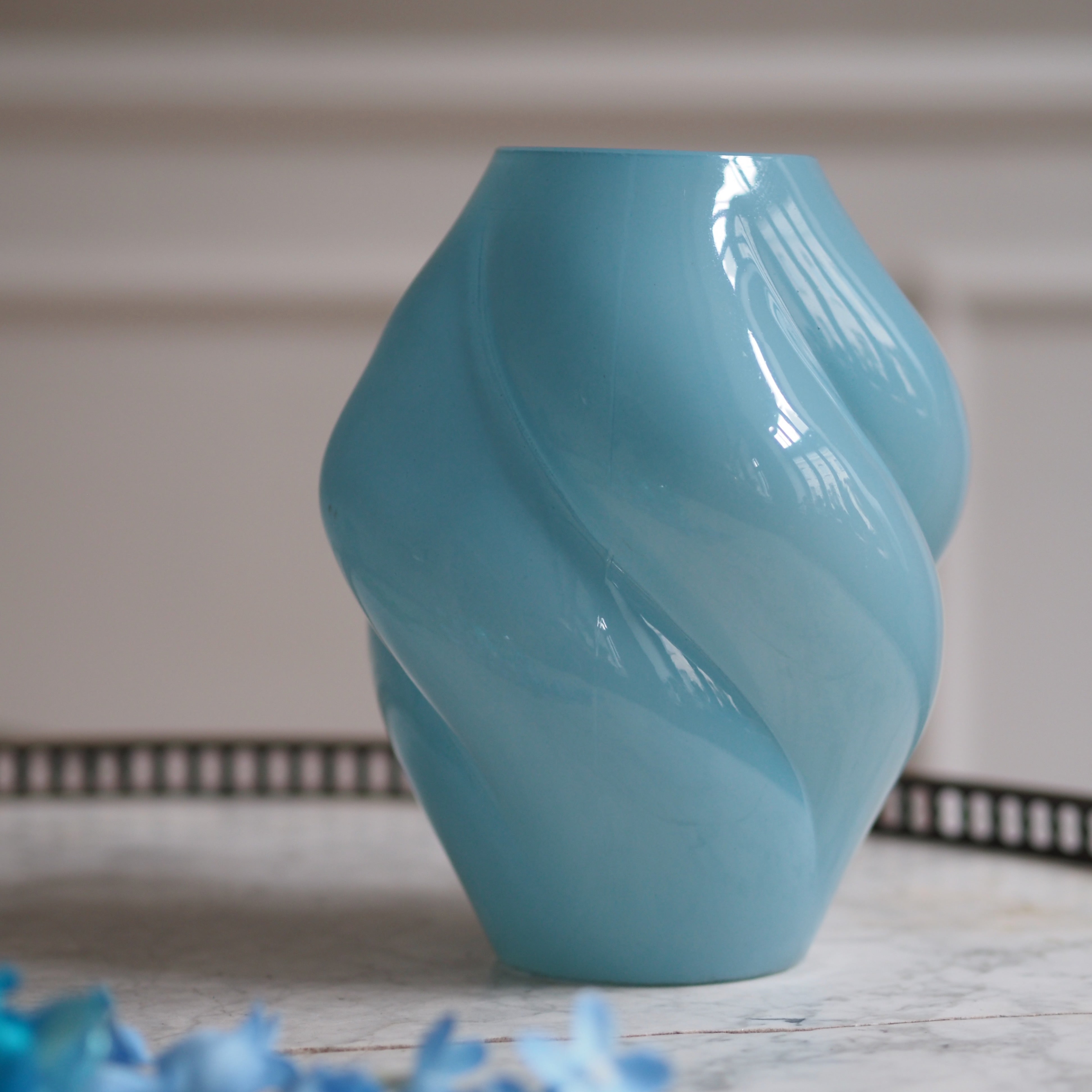 Glasvase Blau · Spiralförmig gedrehter Korpus in Opalglas-Optik