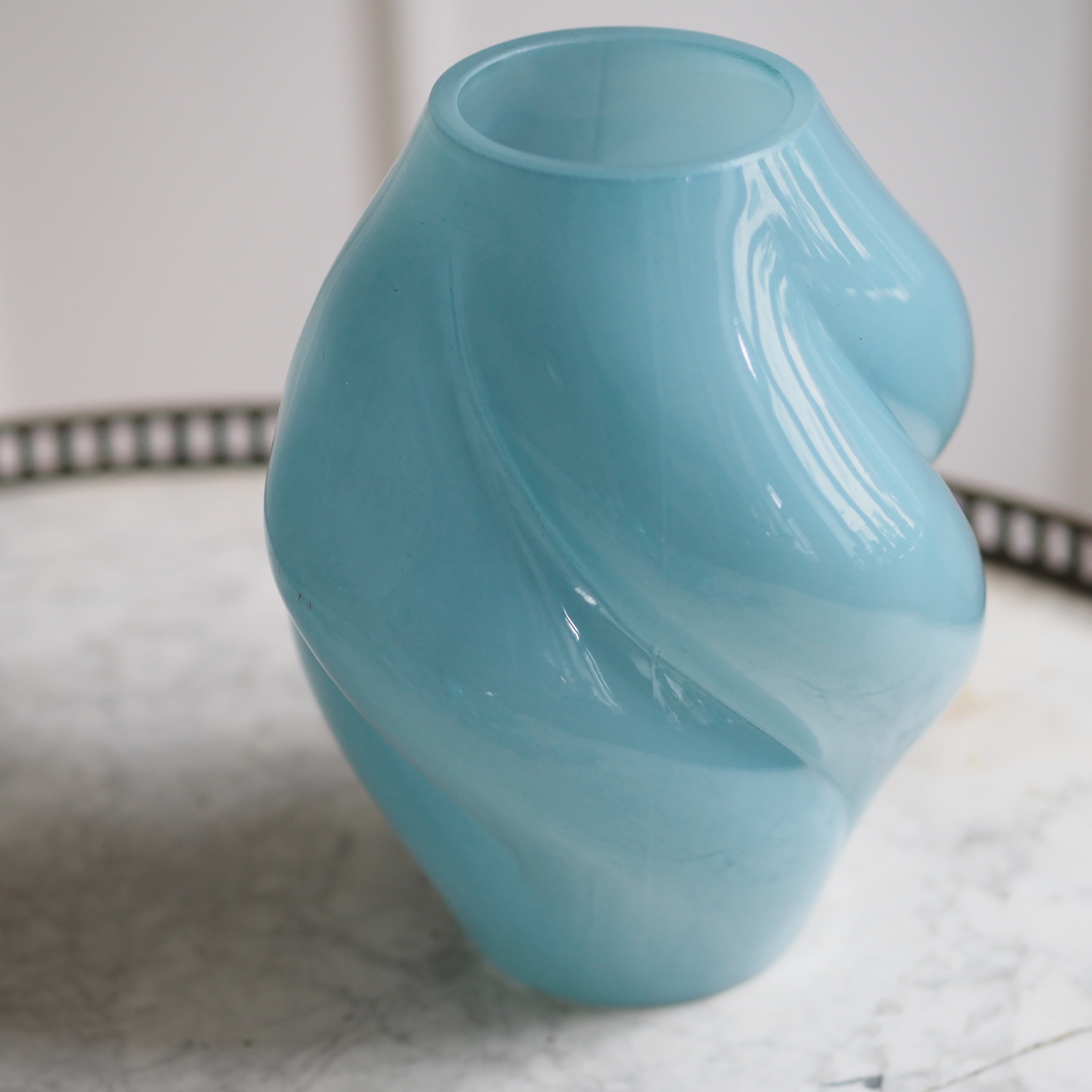 Glasvase Blau · Spiralförmig gedrehter Korpus in Opalglas-Optik