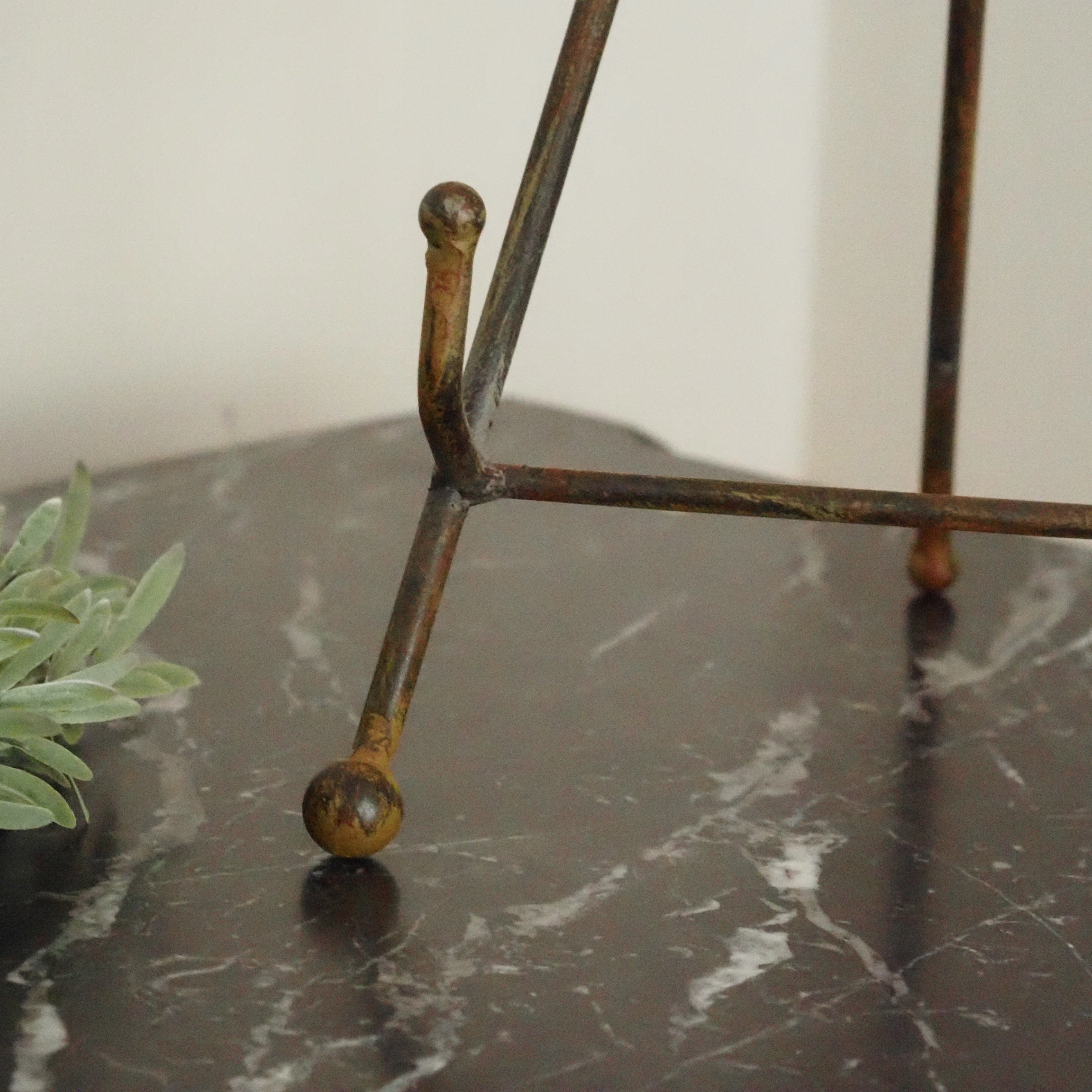 Kleine Staffelei aus Metall · antik patiniert · 40 cm