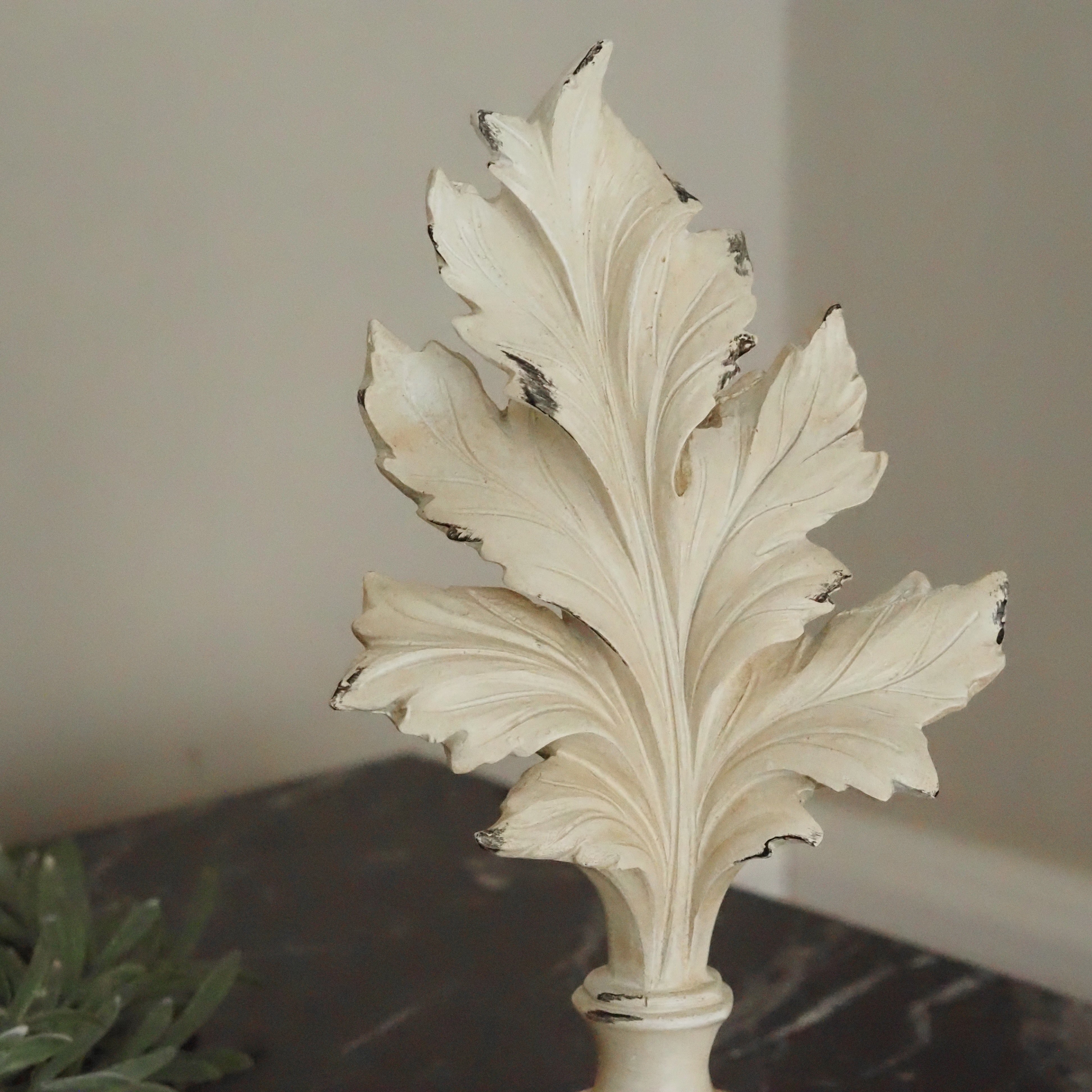 Dekofigur Akanthusblatt · Barockstil mit Shabby-Chic-Patina