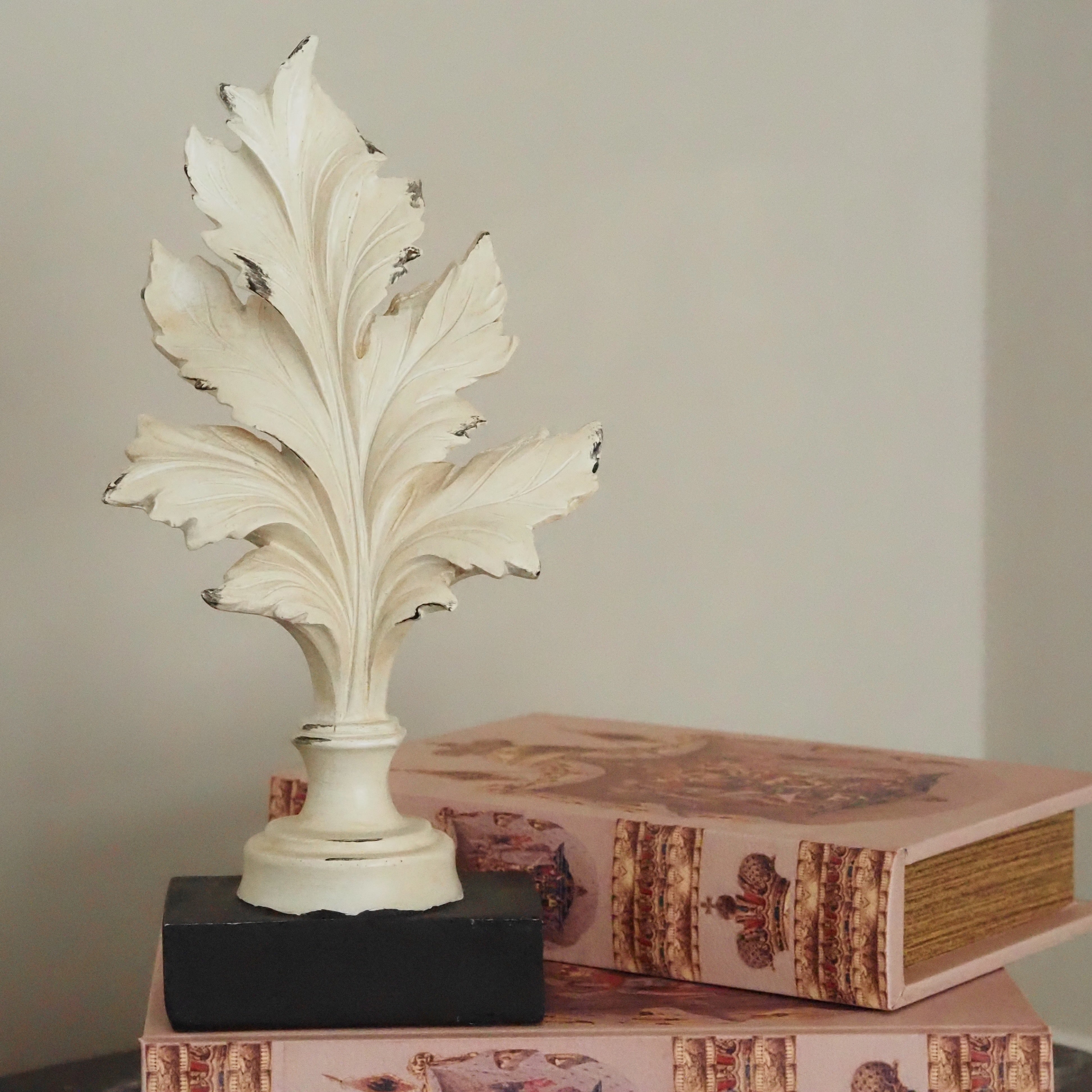 Dekofigur Akanthusblatt · Barockstil mit Shabby-Chic-Patina