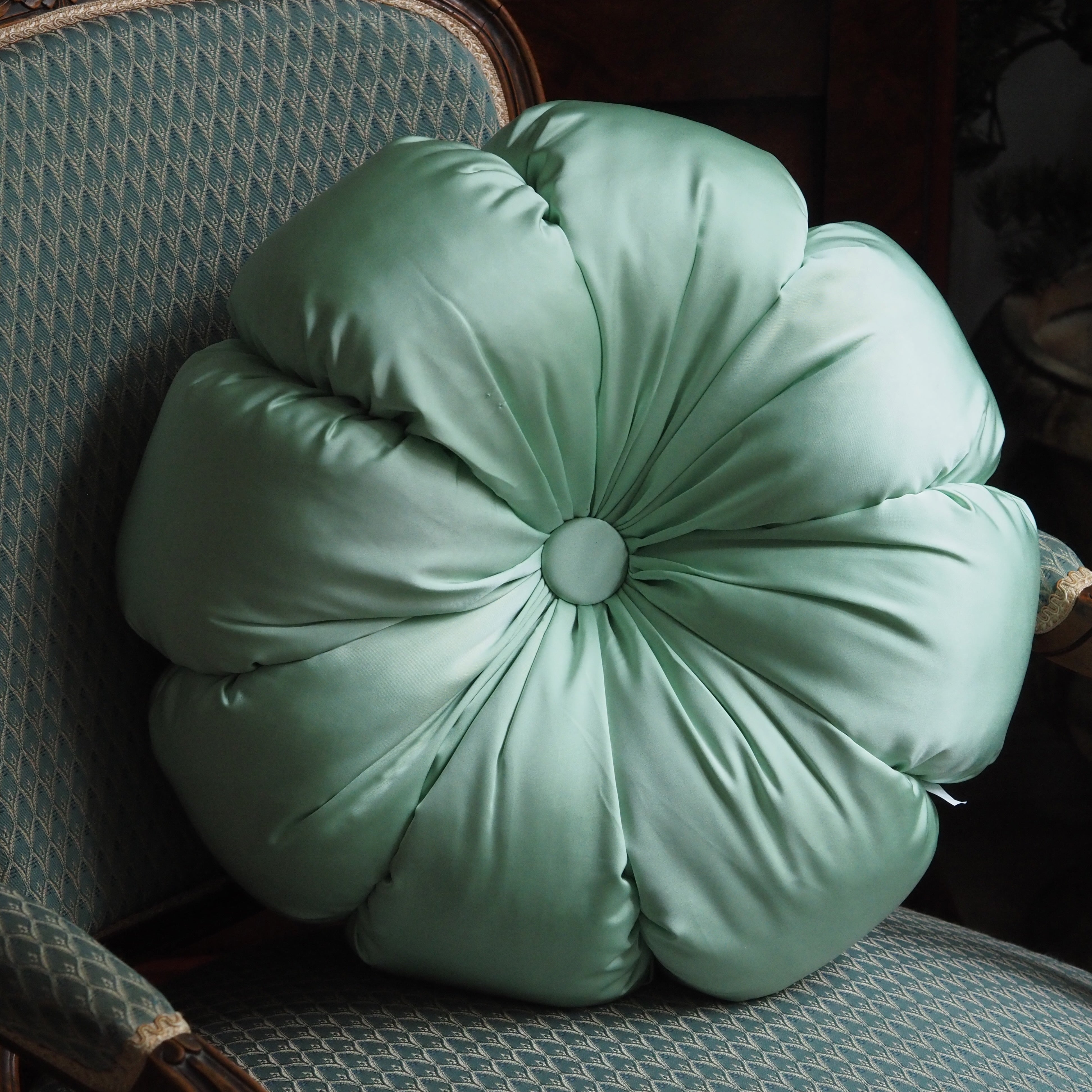 Rundkissen [DUNKELGRÜN / HELLGRÜN] · Blütenform mit Knopf, glänzendes Polyester, Ø 40 cm