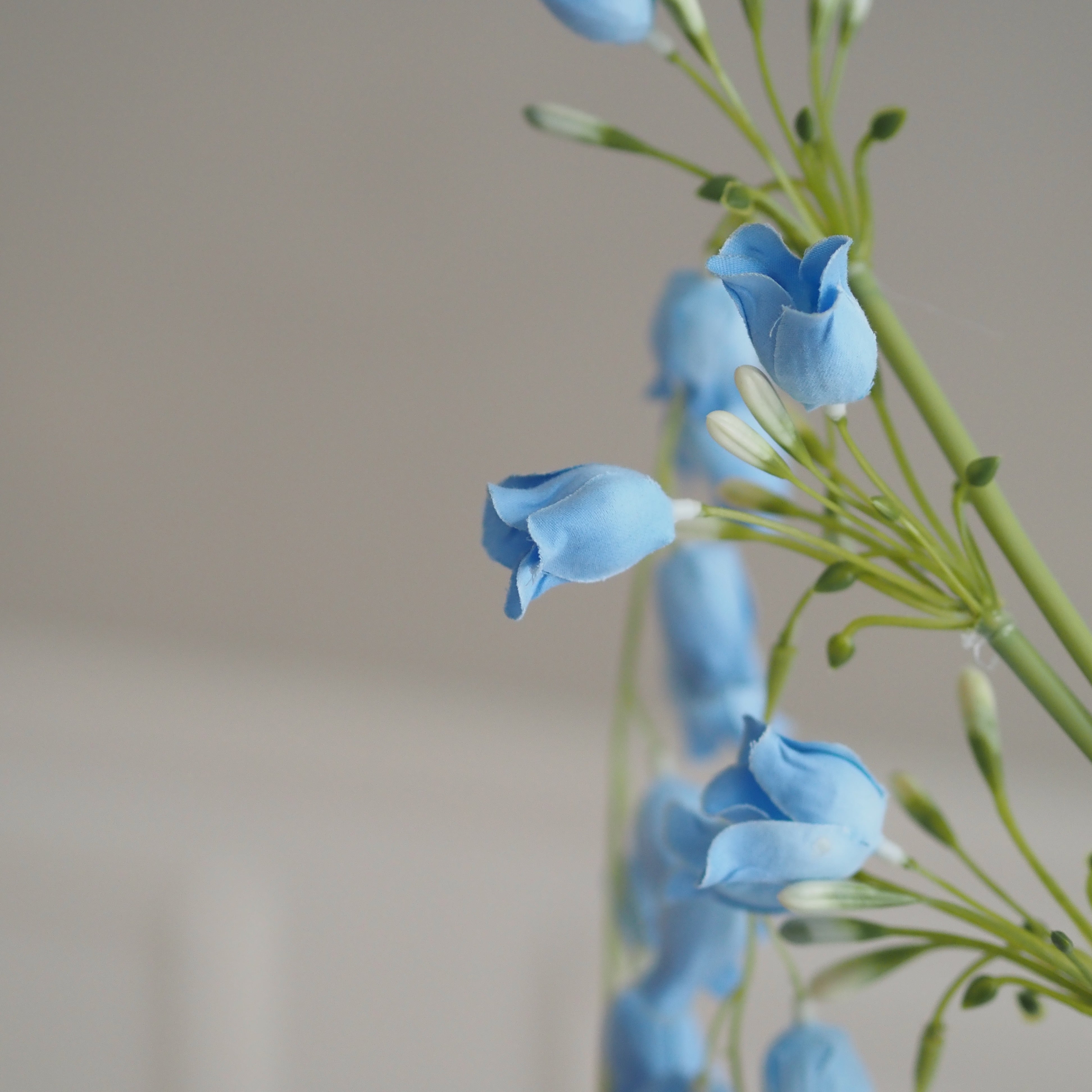 Kunstblumen Zweig · hängende Blütenform in hellblau · dekorative Floristik