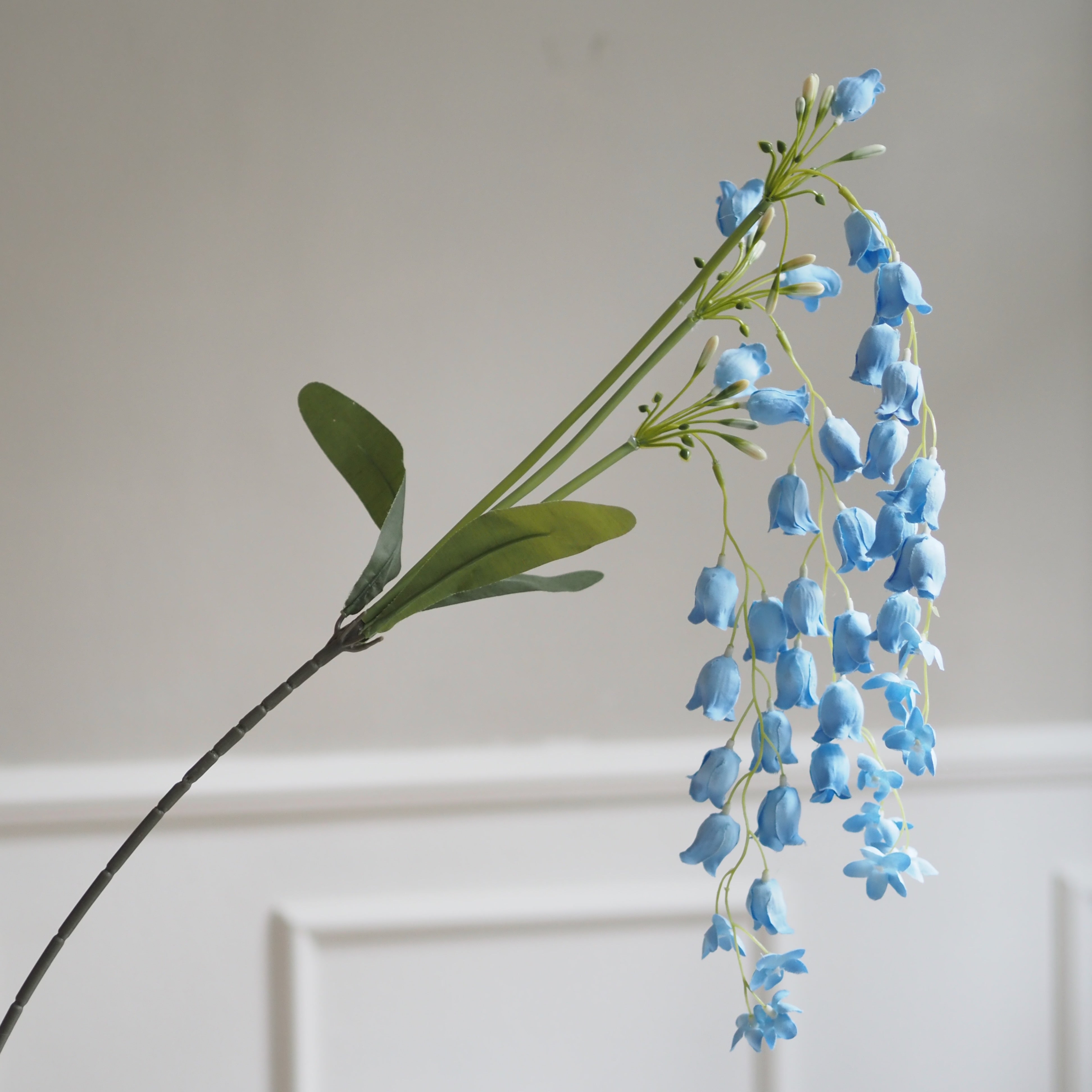 Kunstblumen Zweig · hängende Blütenform in hellblau · dekorative Floristik