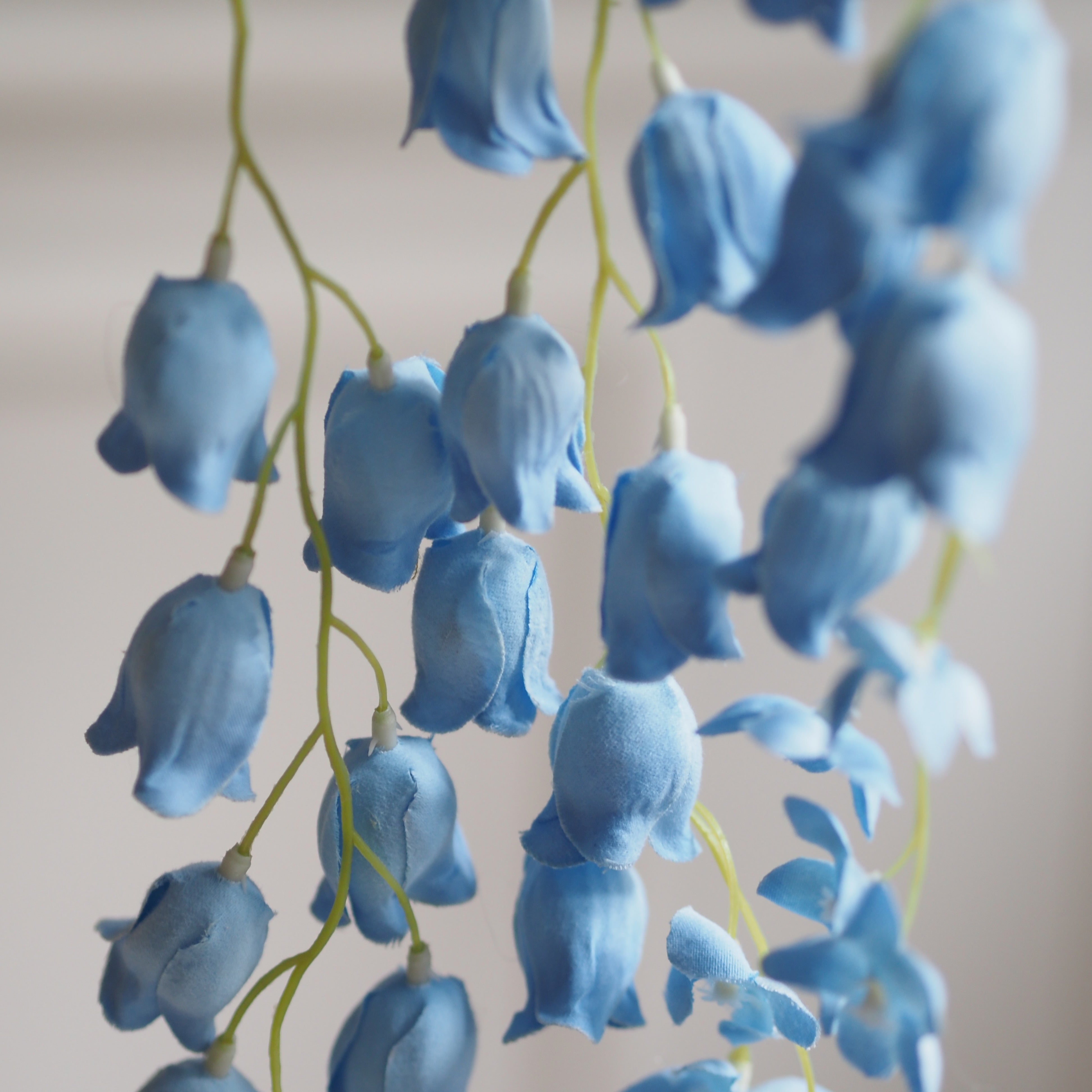 Kunstblumen Zweig · hängende Blütenform in hellblau · dekorative Floristik