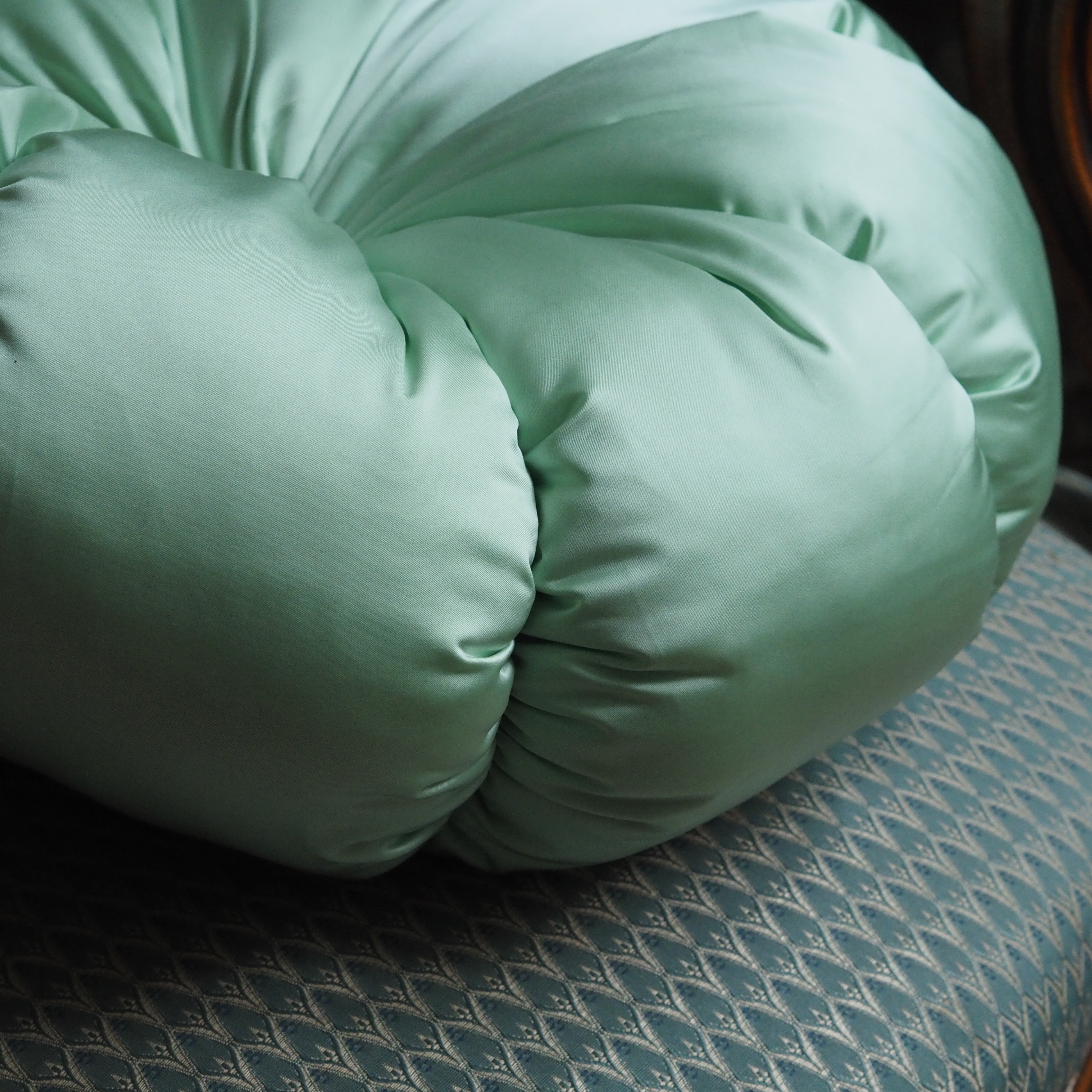 Rundkissen [DUNKELGRÜN / HELLGRÜN] · Blütenform mit Knopf, glänzendes Polyester, Ø 40 cm