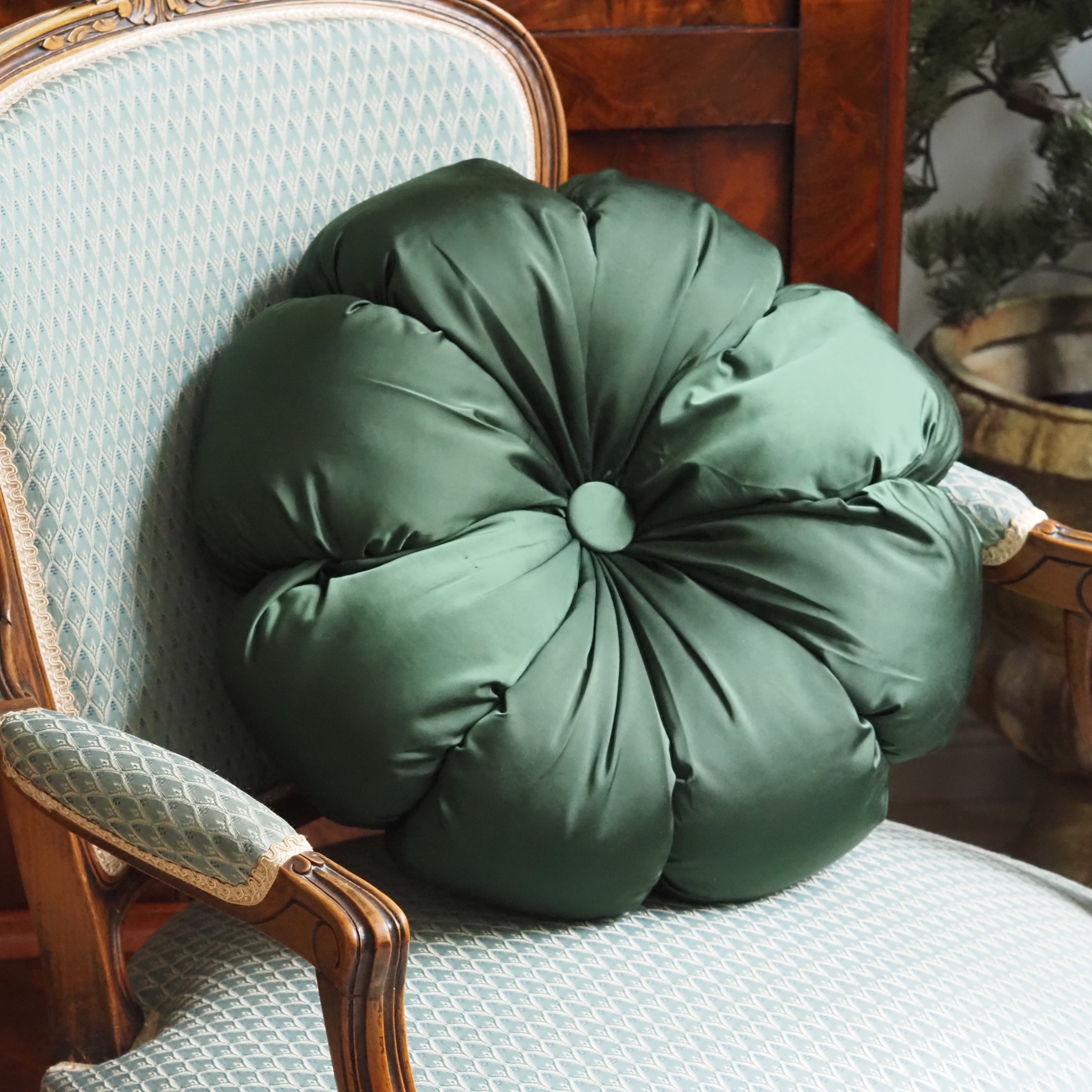 Rundkissen [DUNKELGRÜN / HELLGRÜN] · Blütenform mit Knopf, glänzendes Polyester, Ø 40 cm