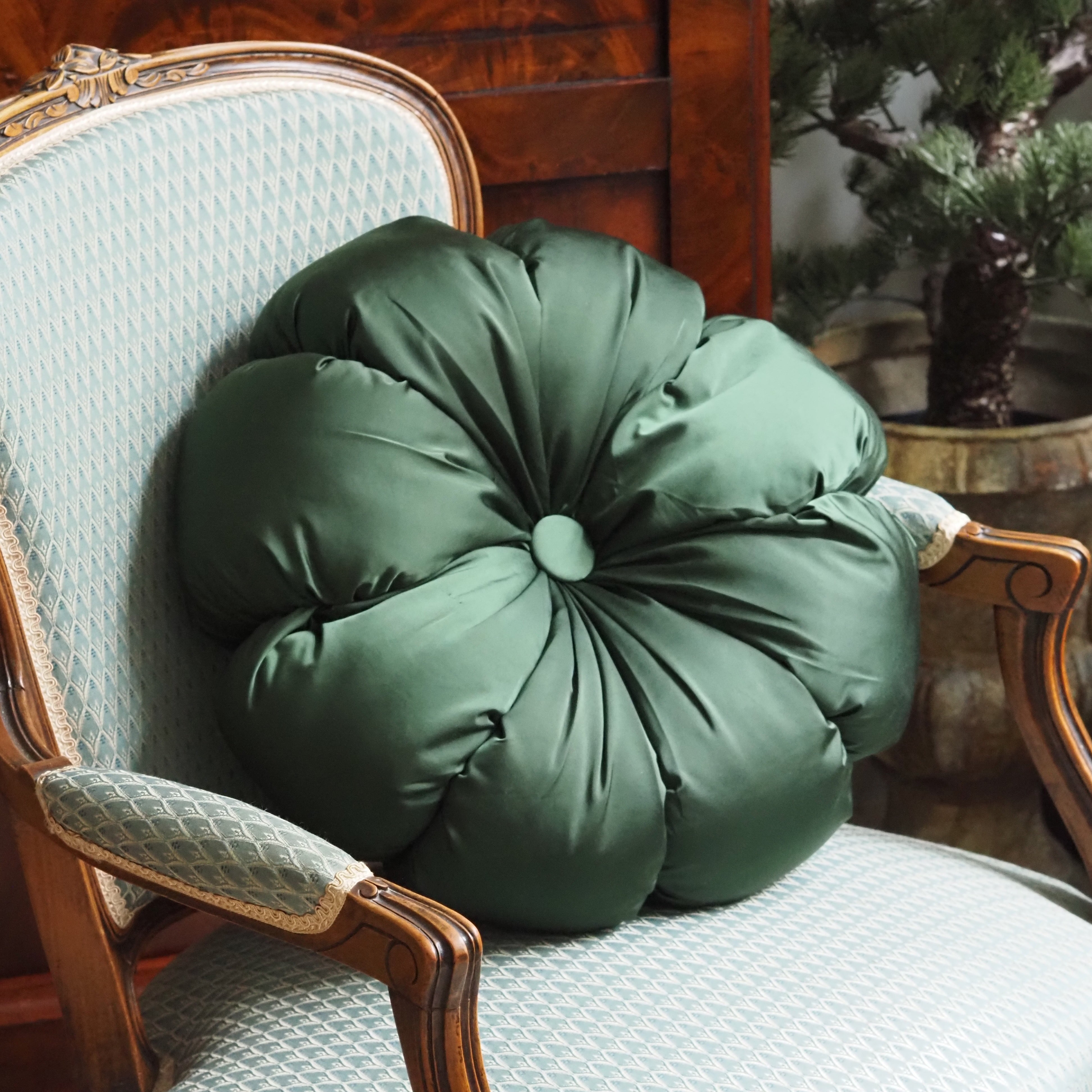 Rundkissen [DUNKELGRÜN / HELLGRÜN] · Blütenform mit Knopf, glänzendes Polyester, Ø 40 cm