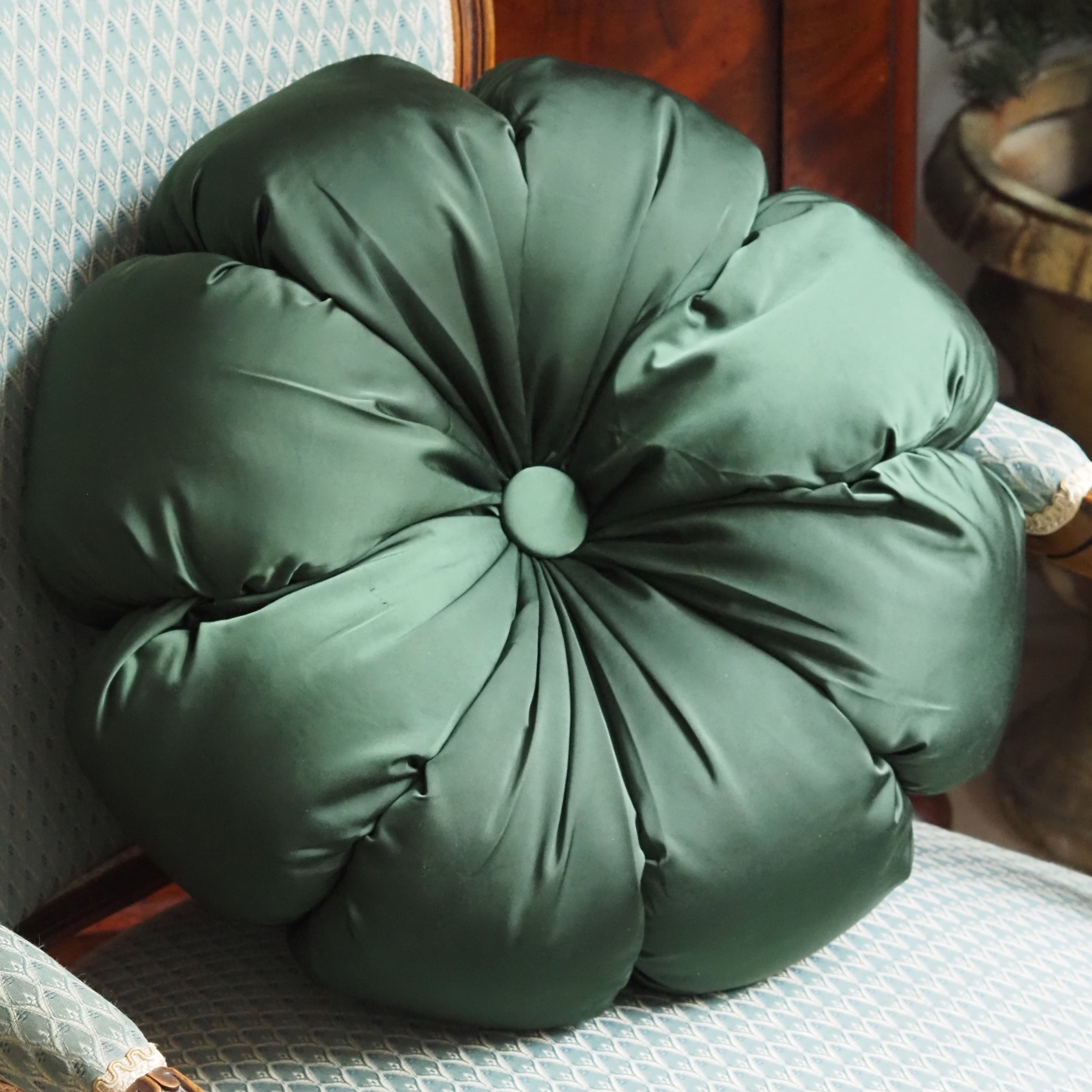 Rundkissen [DUNKELGRÜN / HELLGRÜN] · Blütenform mit Knopf, glänzendes Polyester, Ø 40 cm