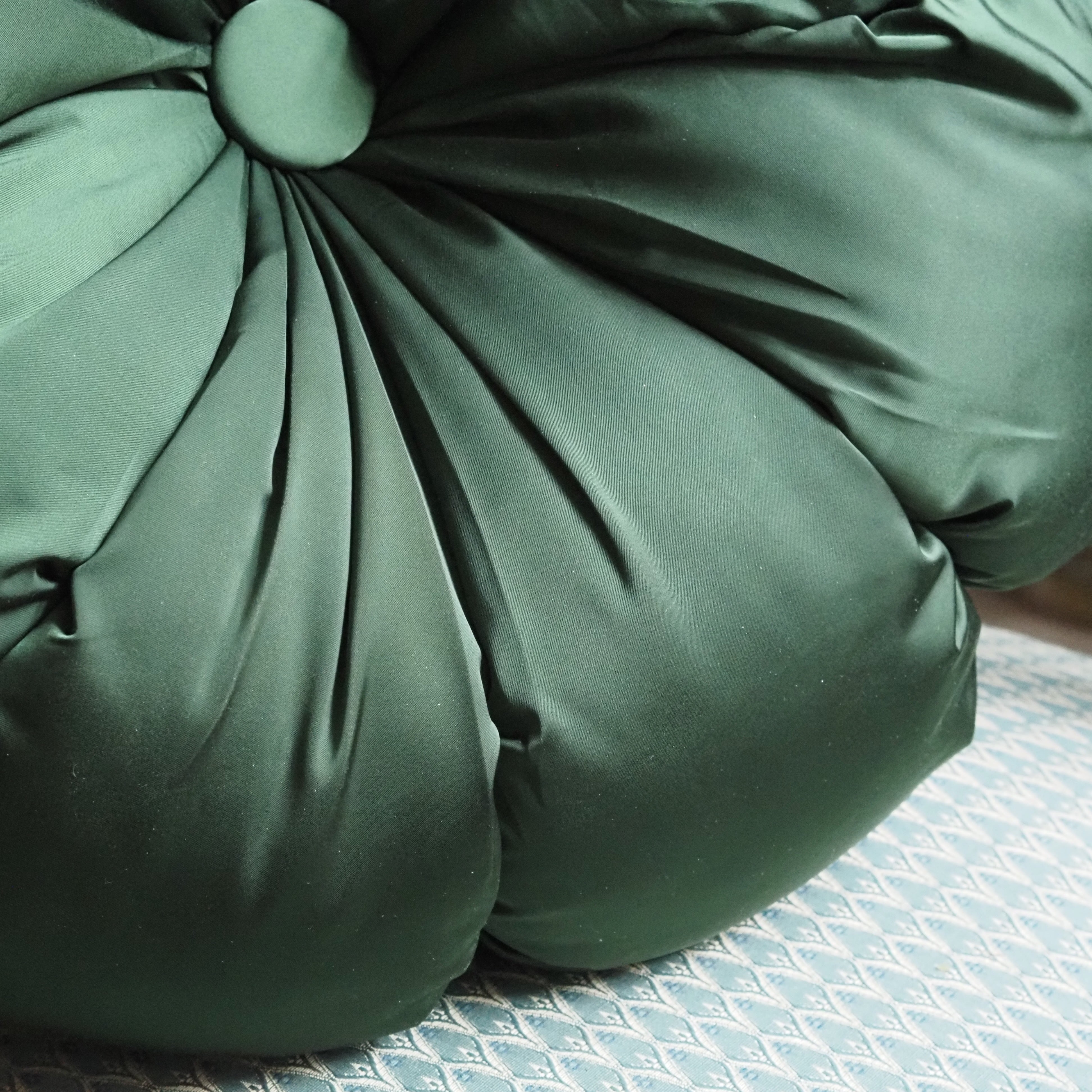 Rundkissen [DUNKELGRÜN / HELLGRÜN] · Blütenform mit Knopf, glänzendes Polyester, Ø 40 cm