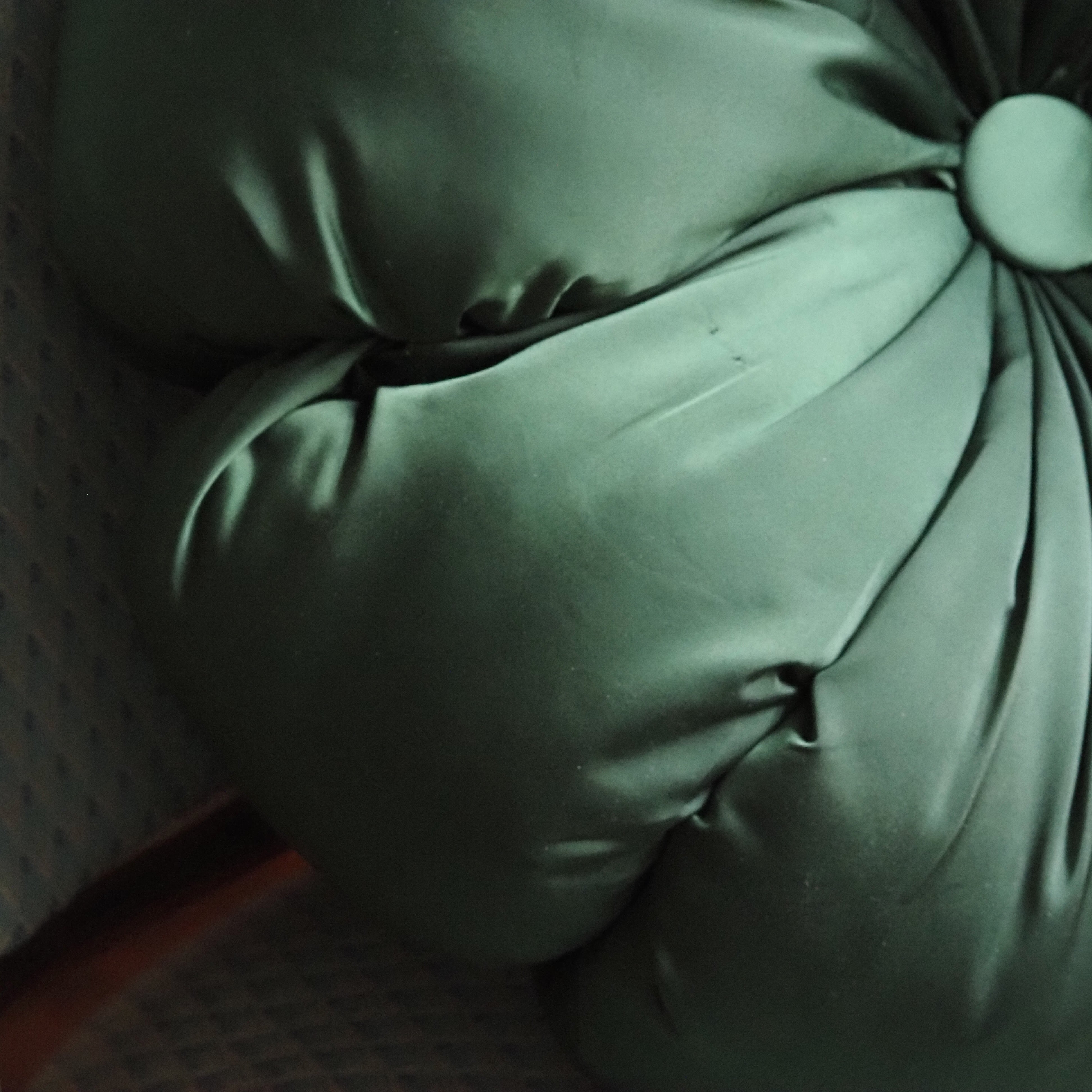 Rundkissen [DUNKELGRÜN / HELLGRÜN] · Blütenform mit Knopf, glänzendes Polyester, Ø 40 cm