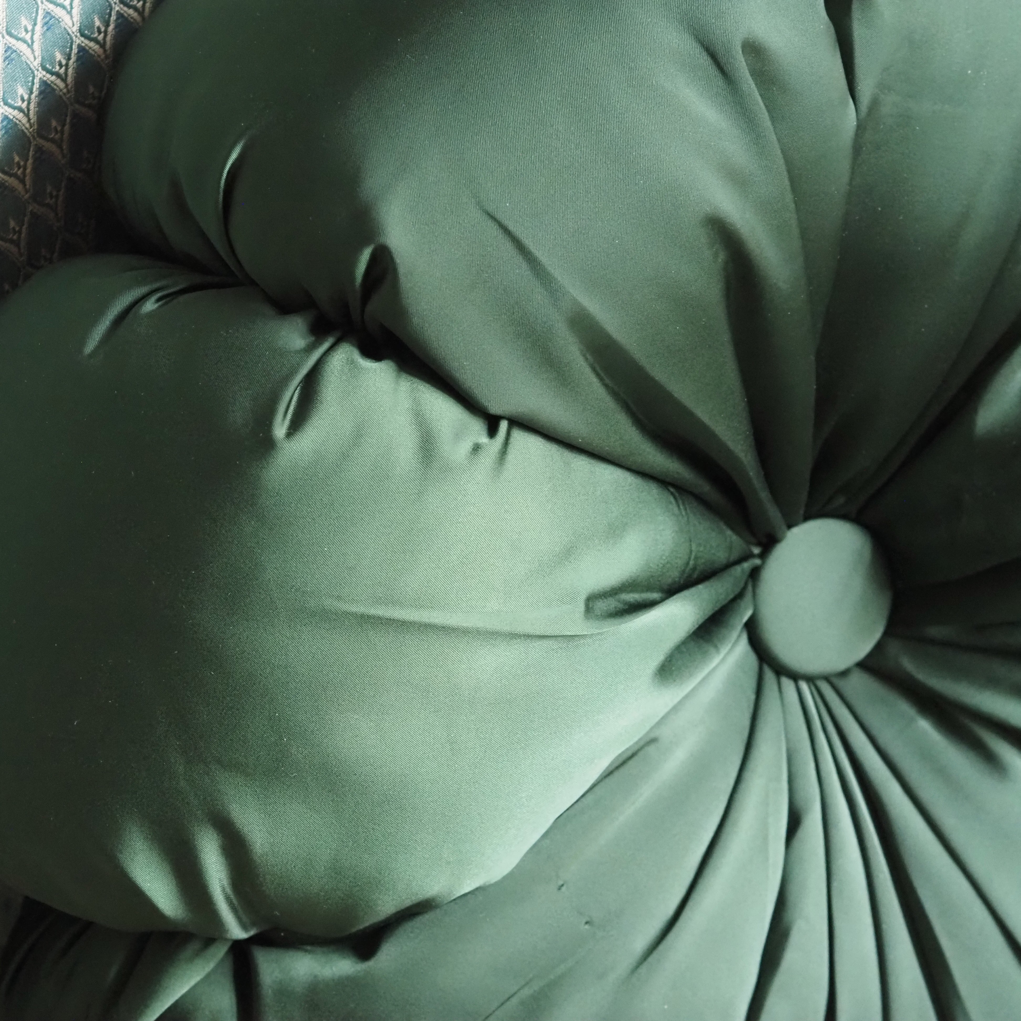 Rundkissen [DUNKELGRÜN / HELLGRÜN] · Blütenform mit Knopf, glänzendes Polyester, Ø 40 cm